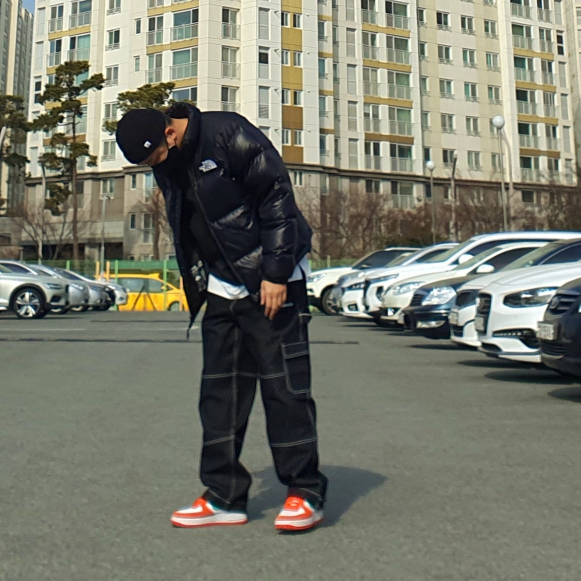 The North Face Nuptse Hybrid Down Ball Jacket Black, Nike Air Force 1 '07 LV8 Athletic Club Rush Orange Washed Teal 착용 스타일 - 3