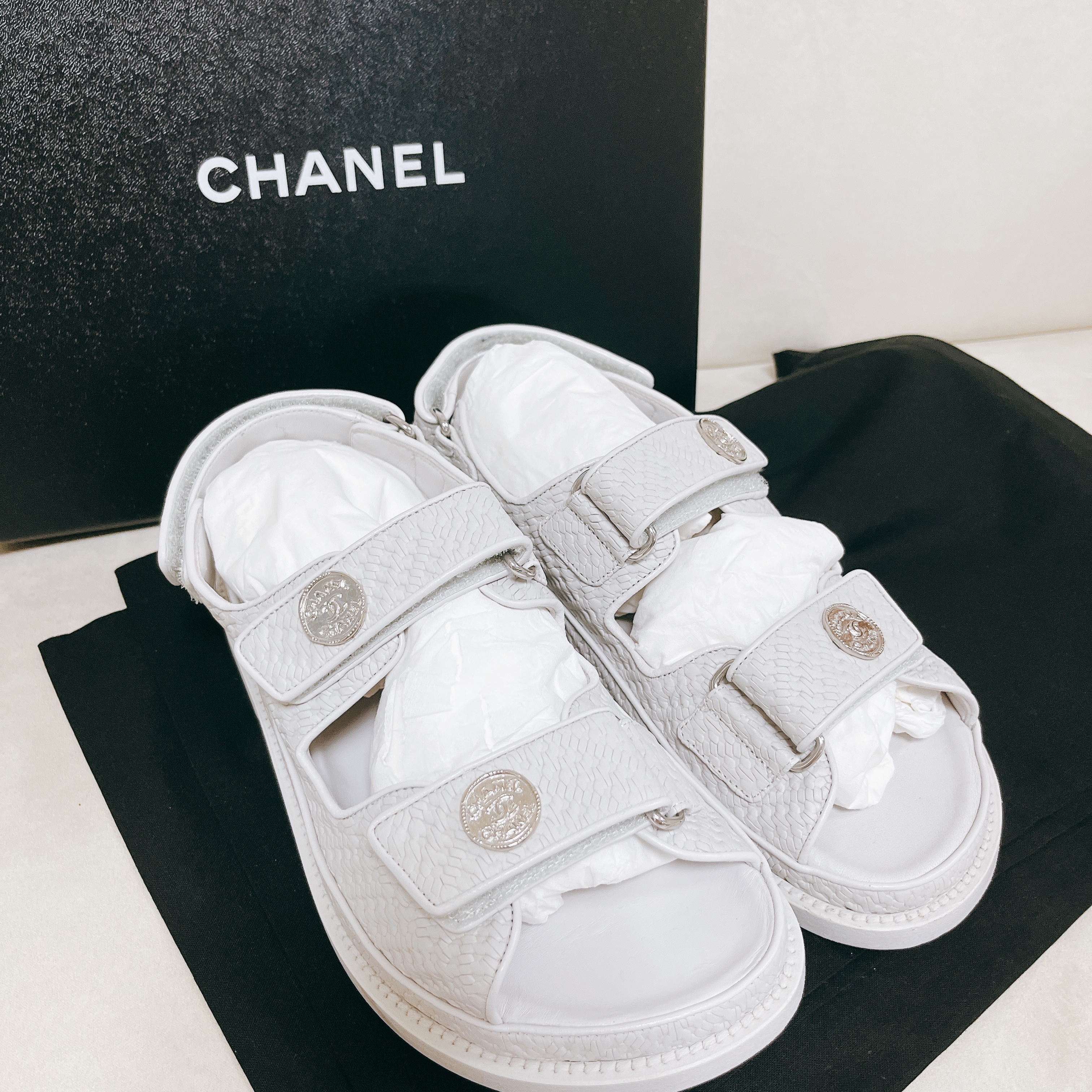 (W) Chanel Sandals Printed Calfskin & Light Grey 착용 스타일 - 5