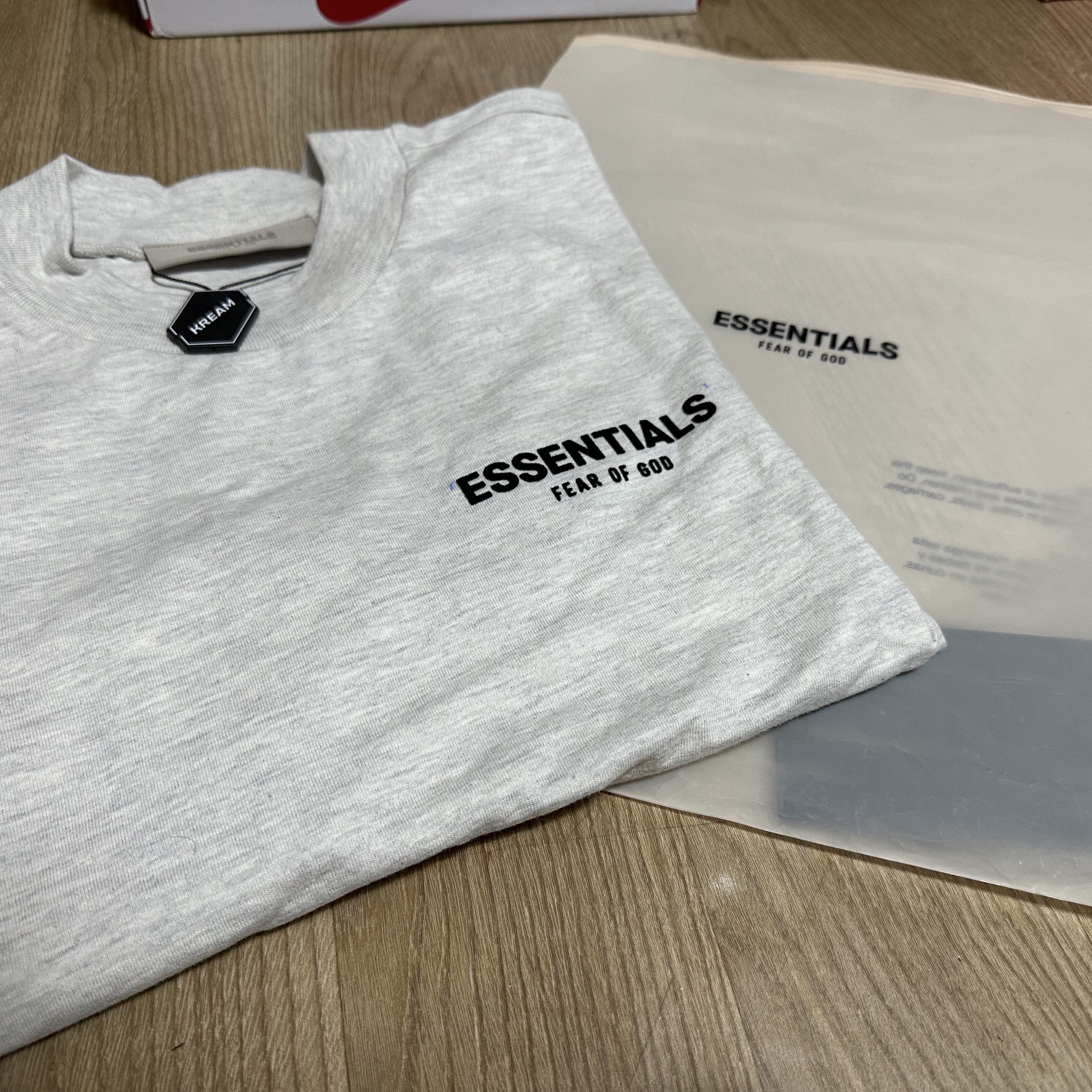 (Kids) Essentials The Core Collection T-Shirt Light Oatmeal 착용 스타일 - 1