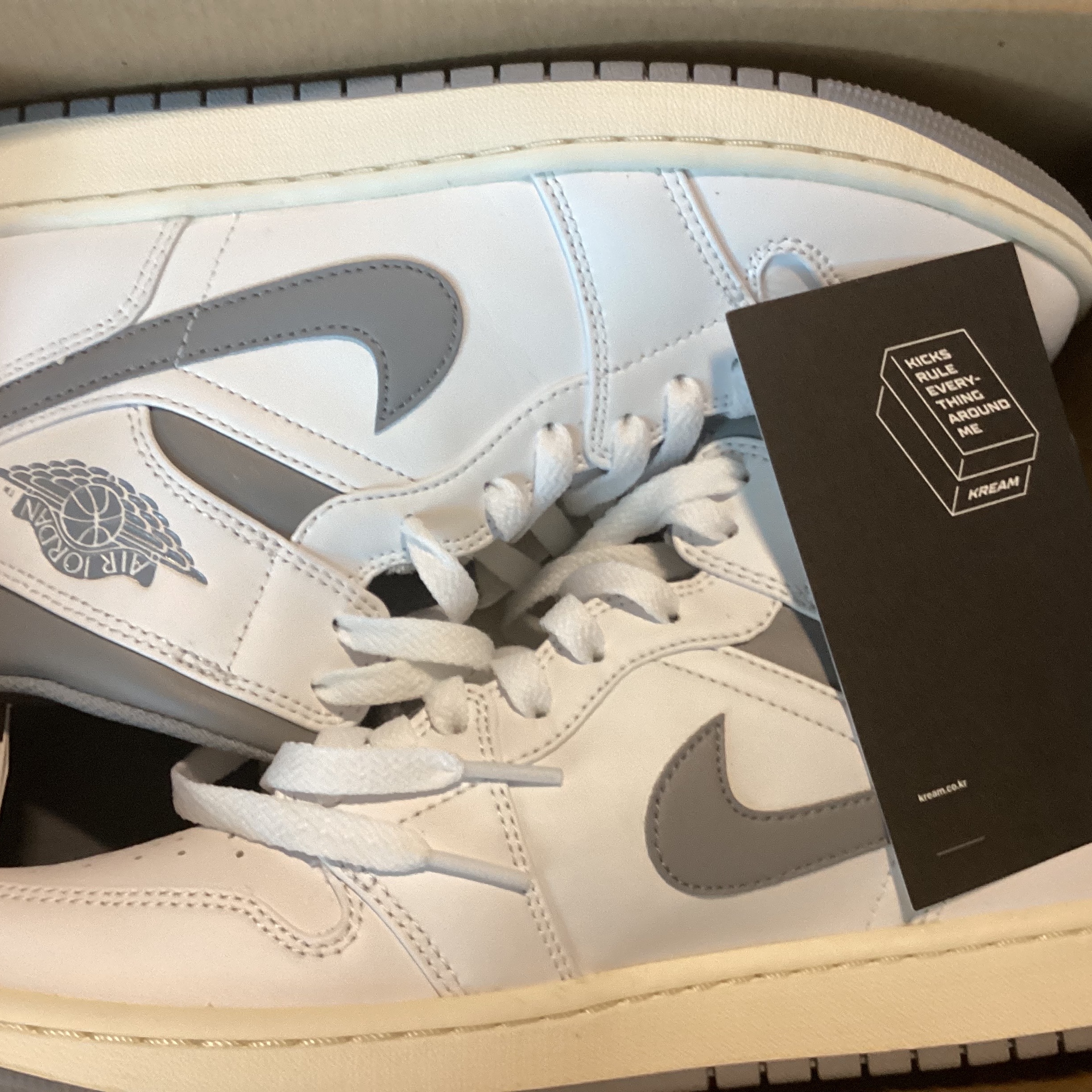 Jordan 1 Mid White Stealth 착용 스타일 - 2
