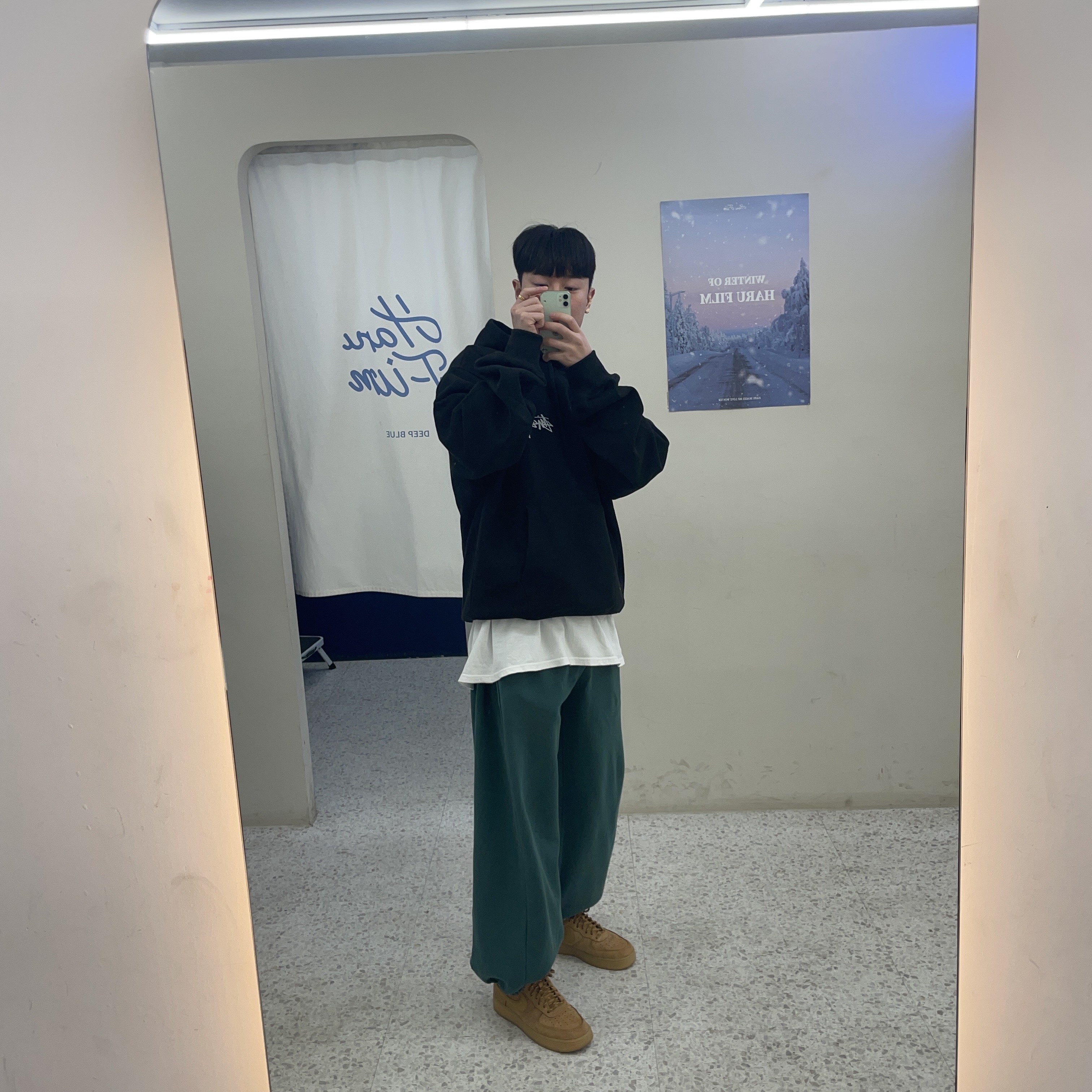 Stussy 8 Ball Fade Hoodie Black, Nike Air Force 1 '07 WB Flax 착용 스타일 - 2