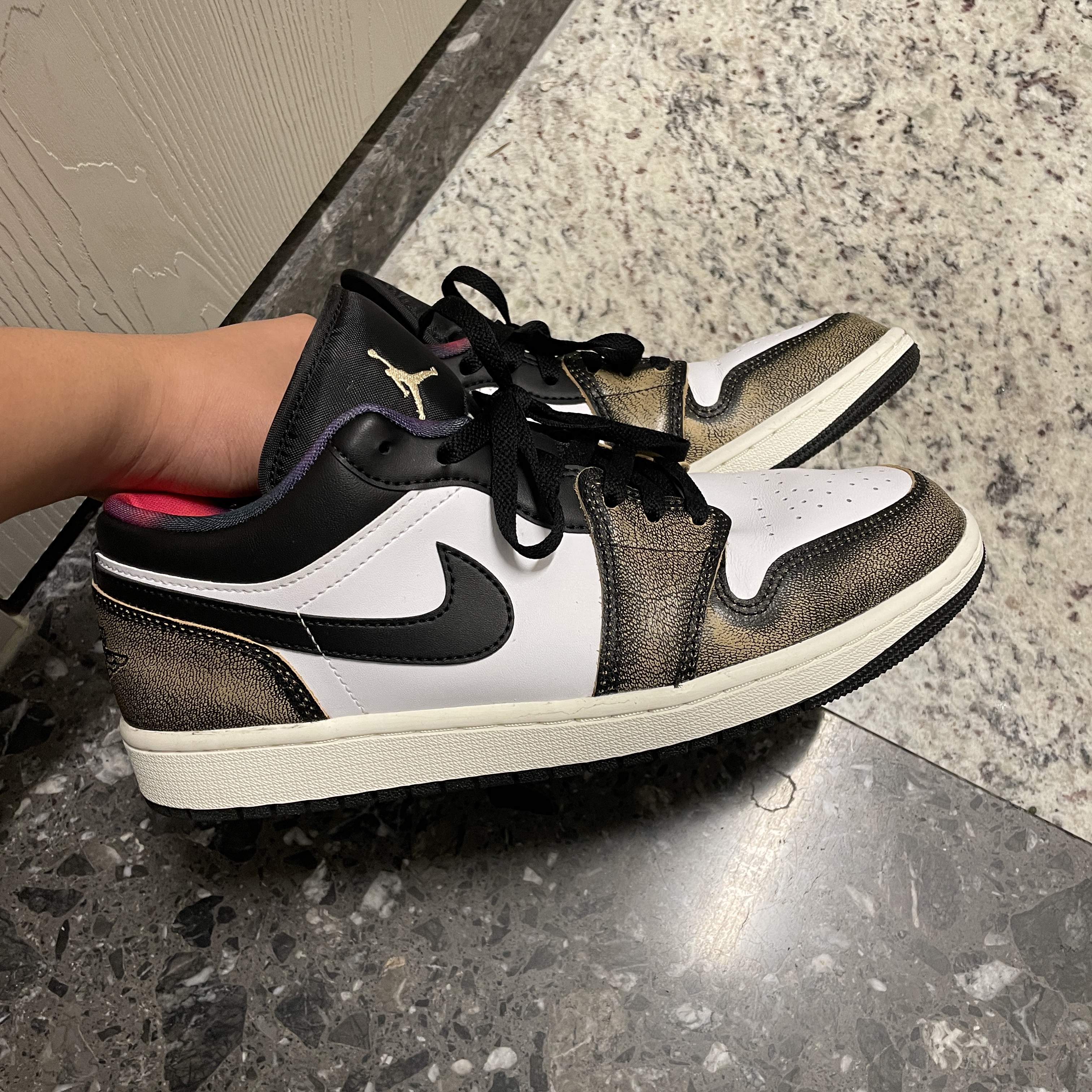 Jordan 1 Low SE Black White Onyx, Jordan 1 Mid Black Fire Red 착용 스타일 - 1