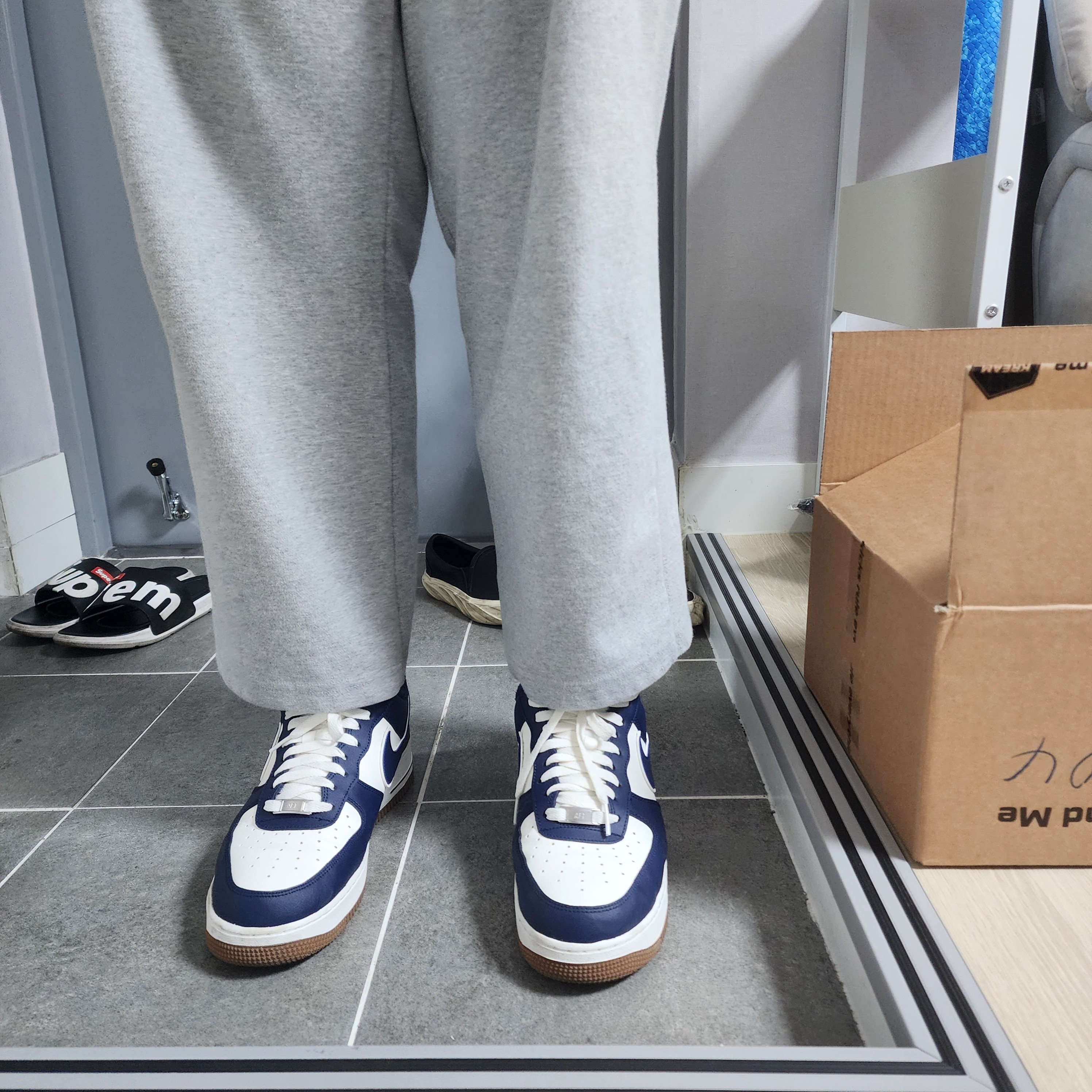 Nike Air Force 1 '07 LV8 Midnight Navy 착용 스타일 - 3