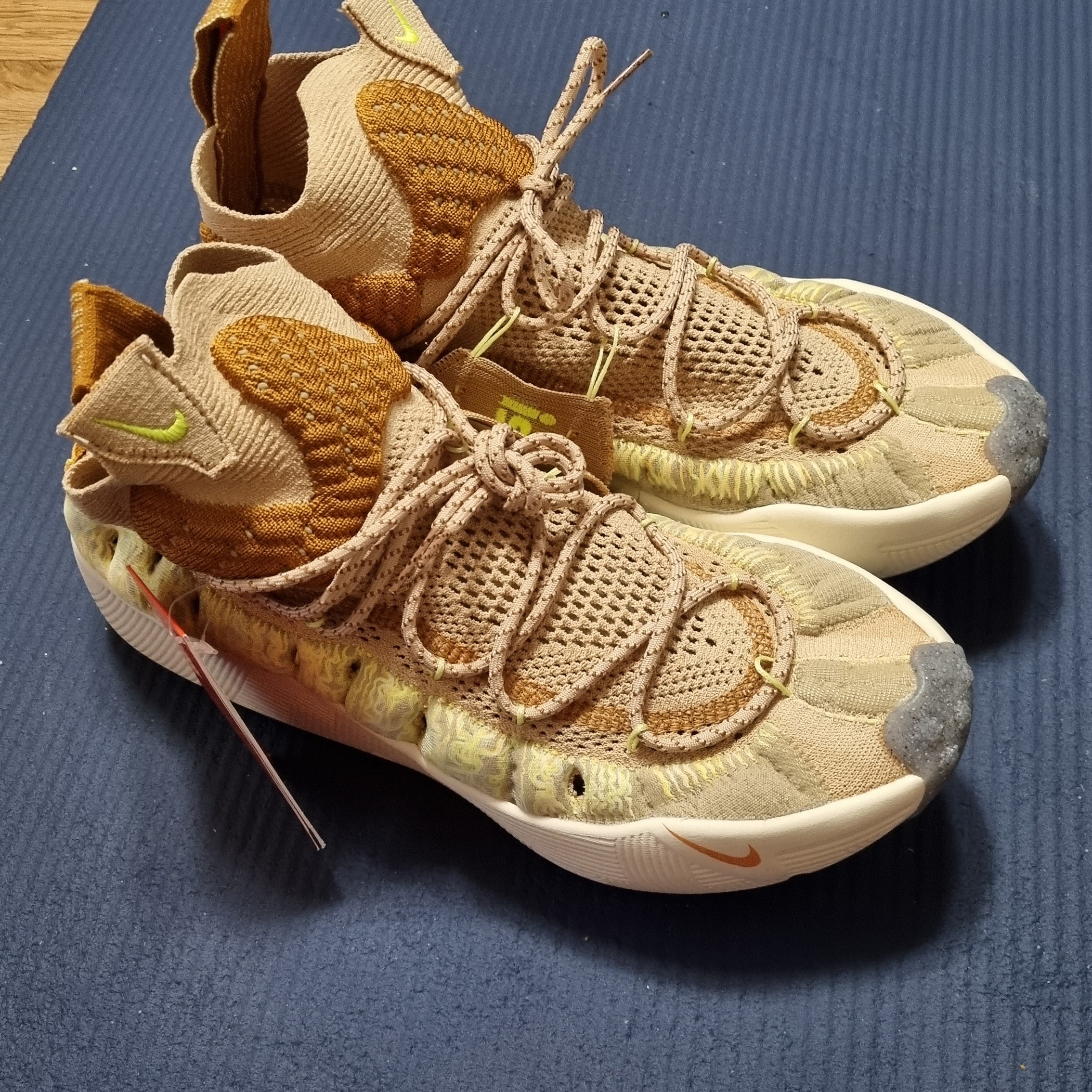 Nike ISPA Sense Flyknit Sesame and Desert Ochre 착용 스타일 - 2