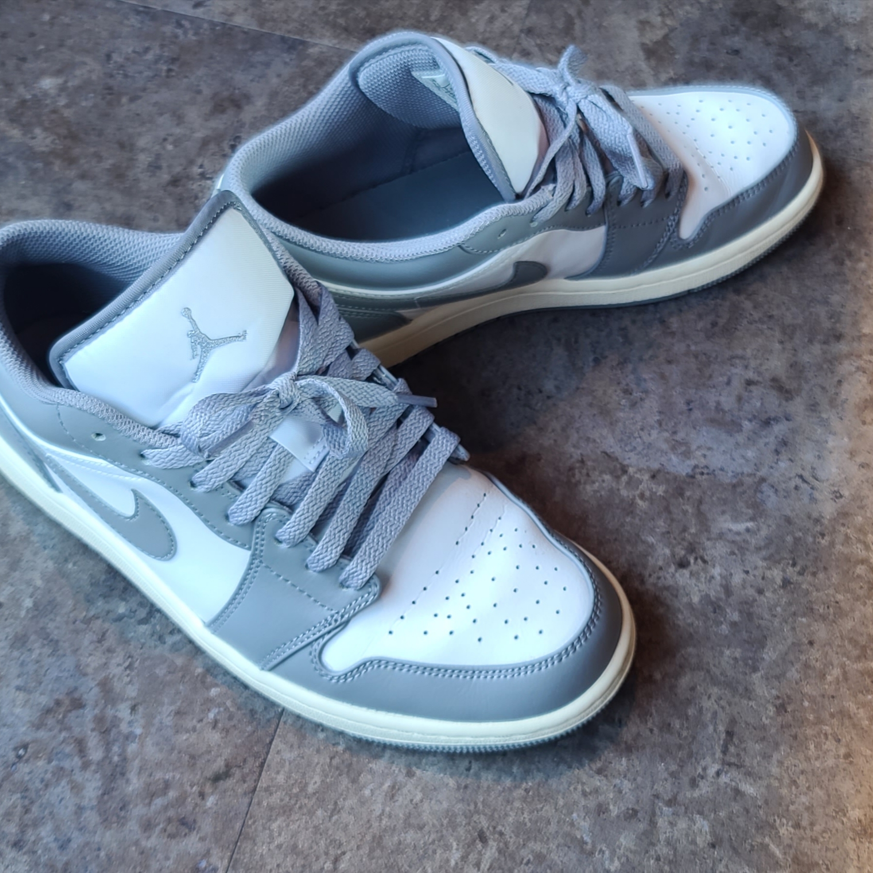Jordan 1 Low Stealth and White 착용 스타일