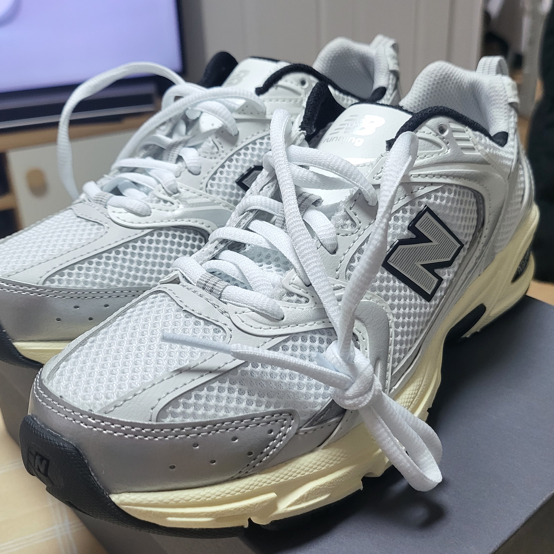 New Balance 530 Silver Cream 착용 스타일