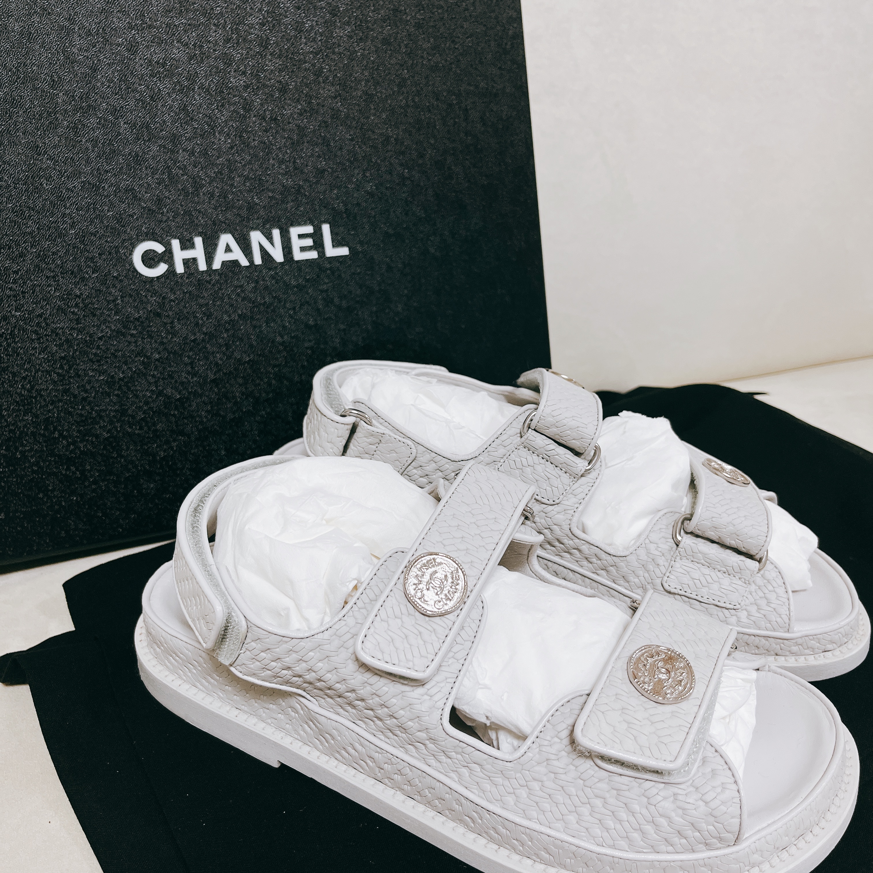 (W) Chanel Sandals Printed Calfskin & Light Grey 착용 스타일 - 1