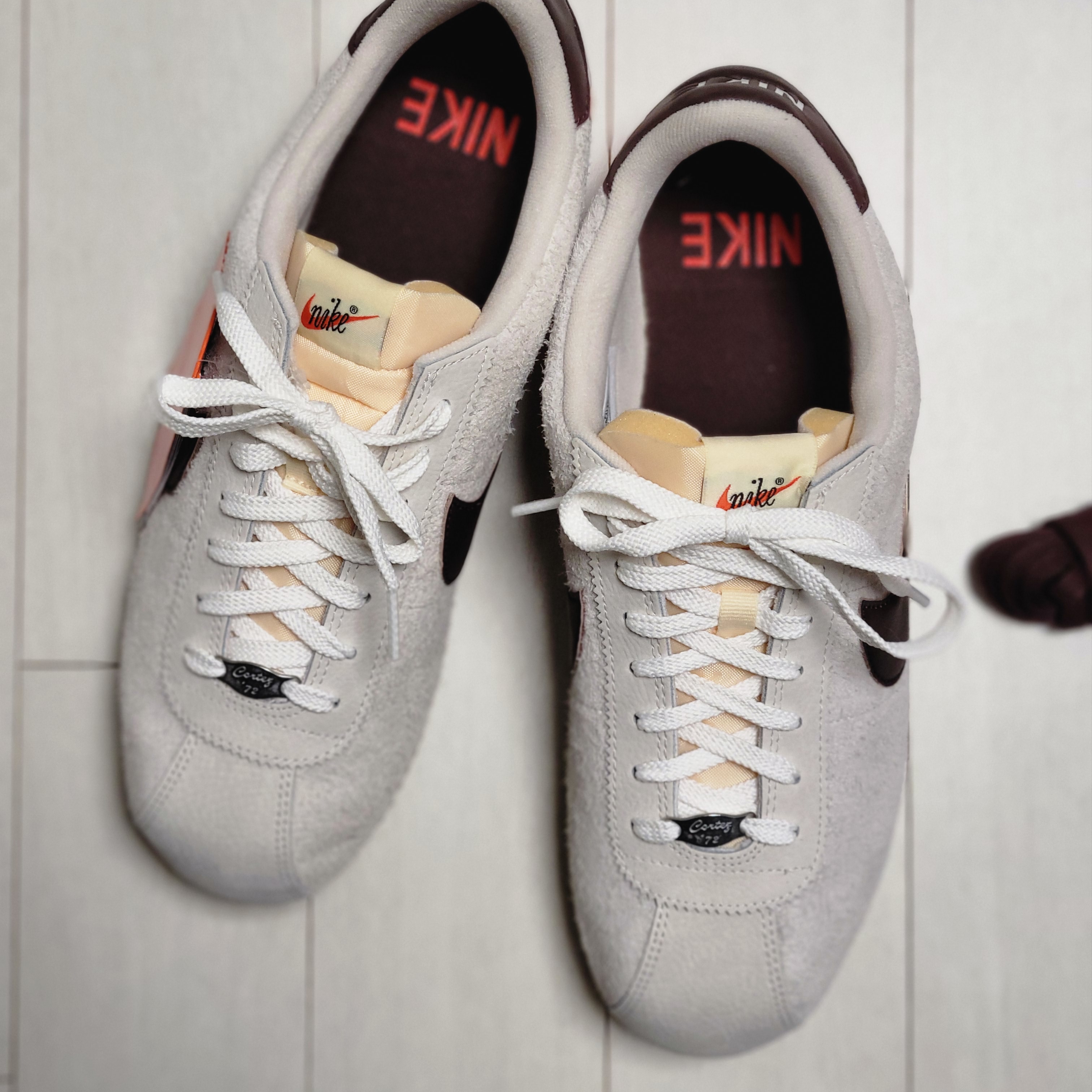 (W) Nike Cortez 23 Orewood Brown and Earth 착용 스타일 - 5