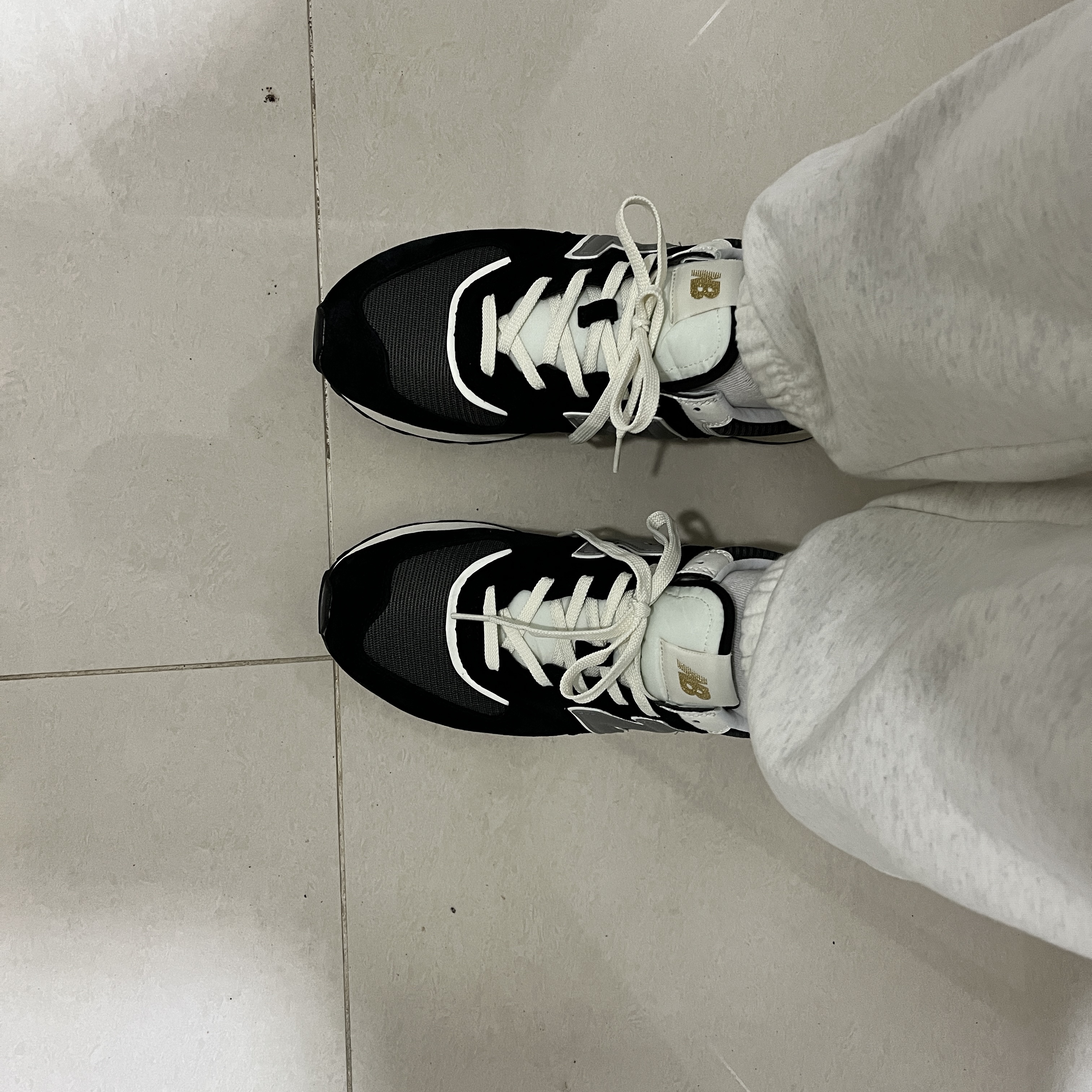 New Balance 574 Legacy Black 착용 스타일 - 3