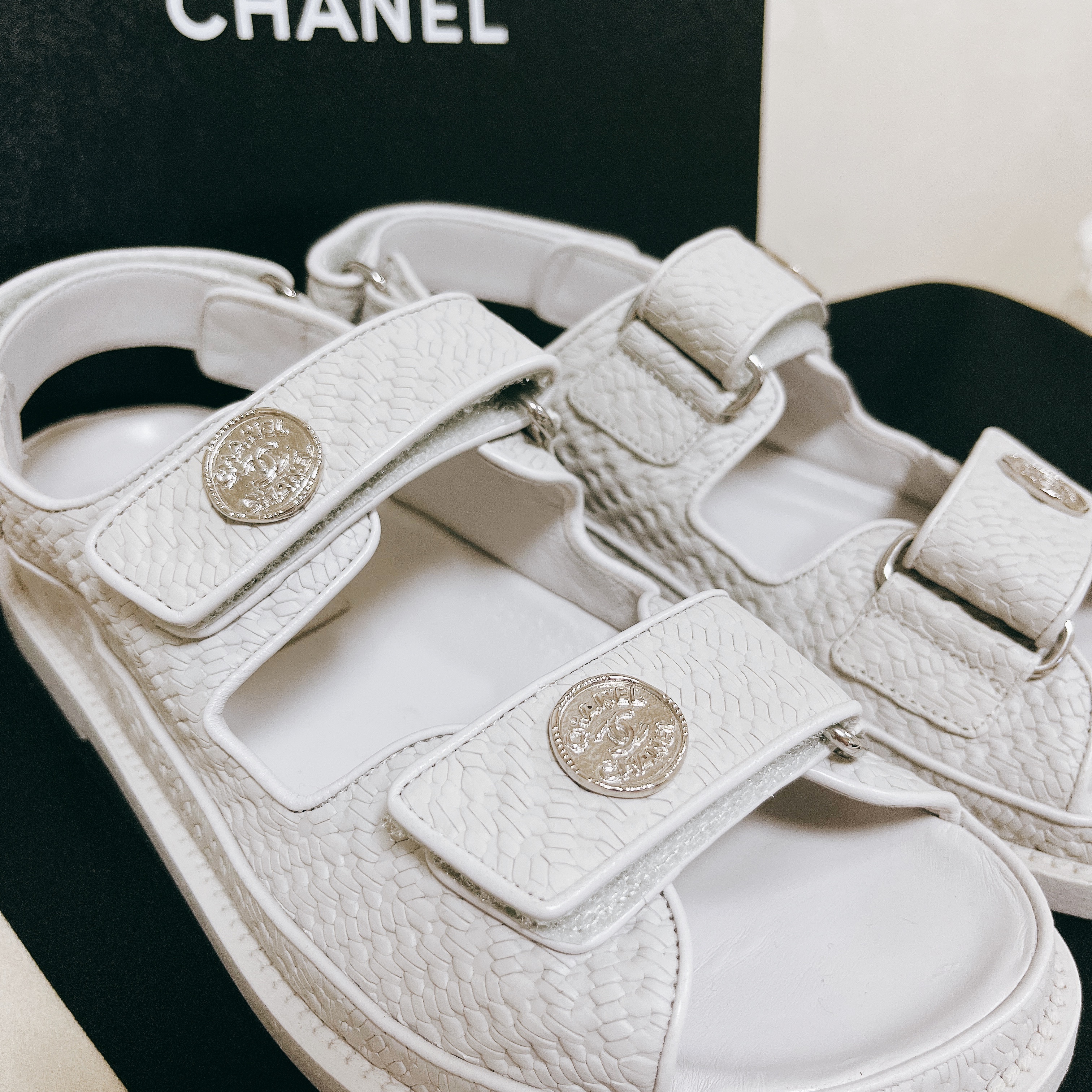 (W) Chanel Sandals Printed Calfskin & Light Grey 착용 스타일 - 4