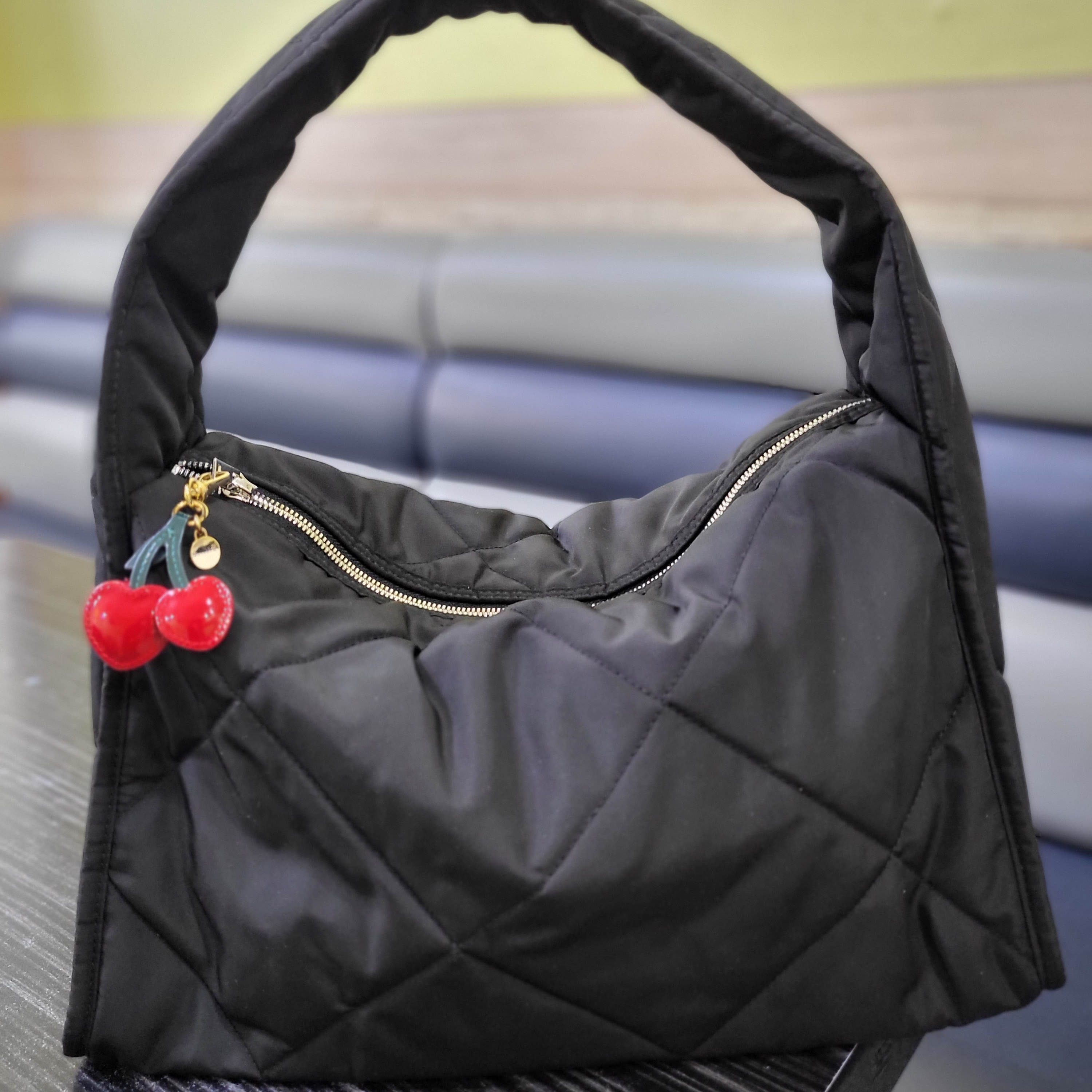 COS Diamond Quilted Hand Bag Black 착용 스타일