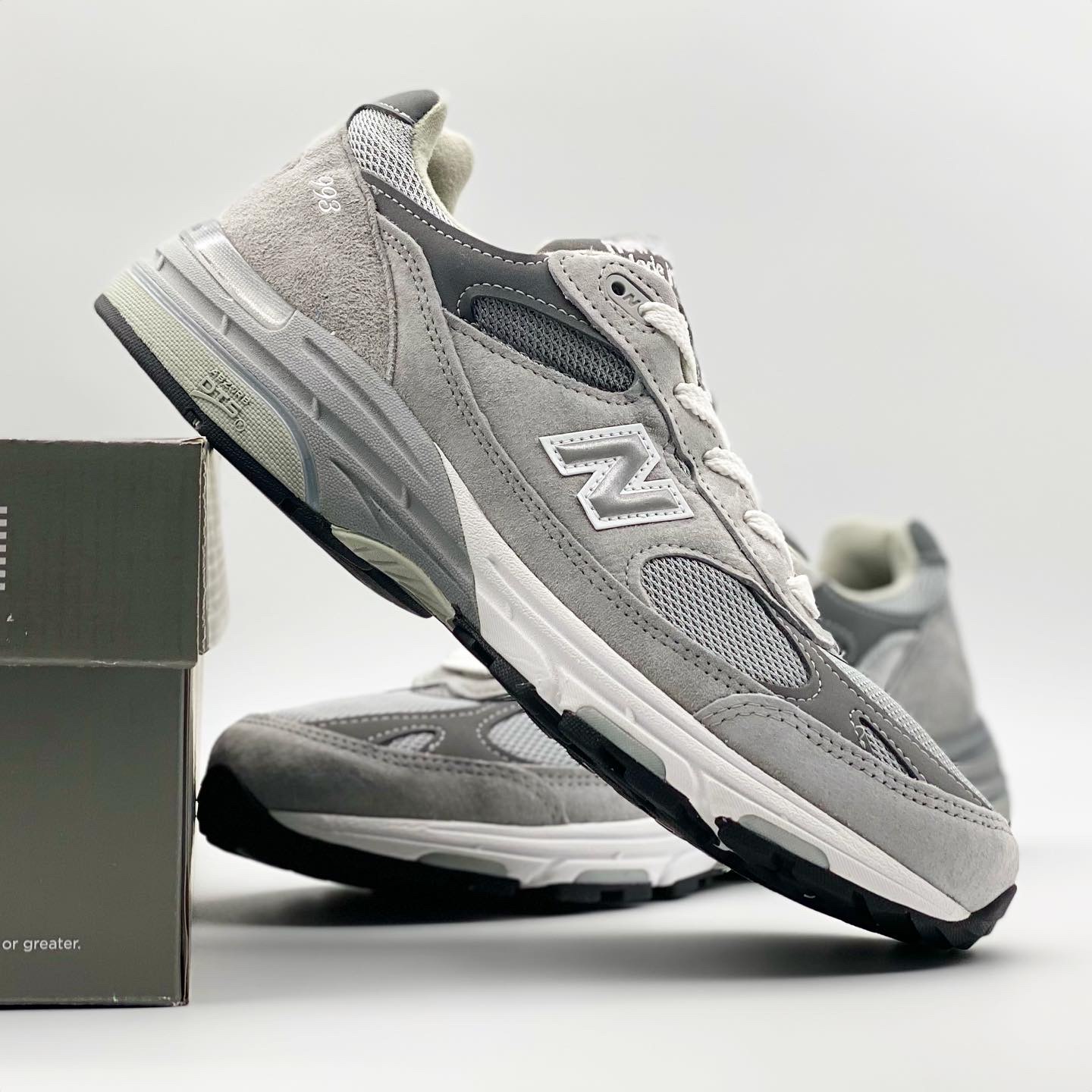(W) New Balance 993 Made in USA Grey - B Standard 착용 스타일 - 4