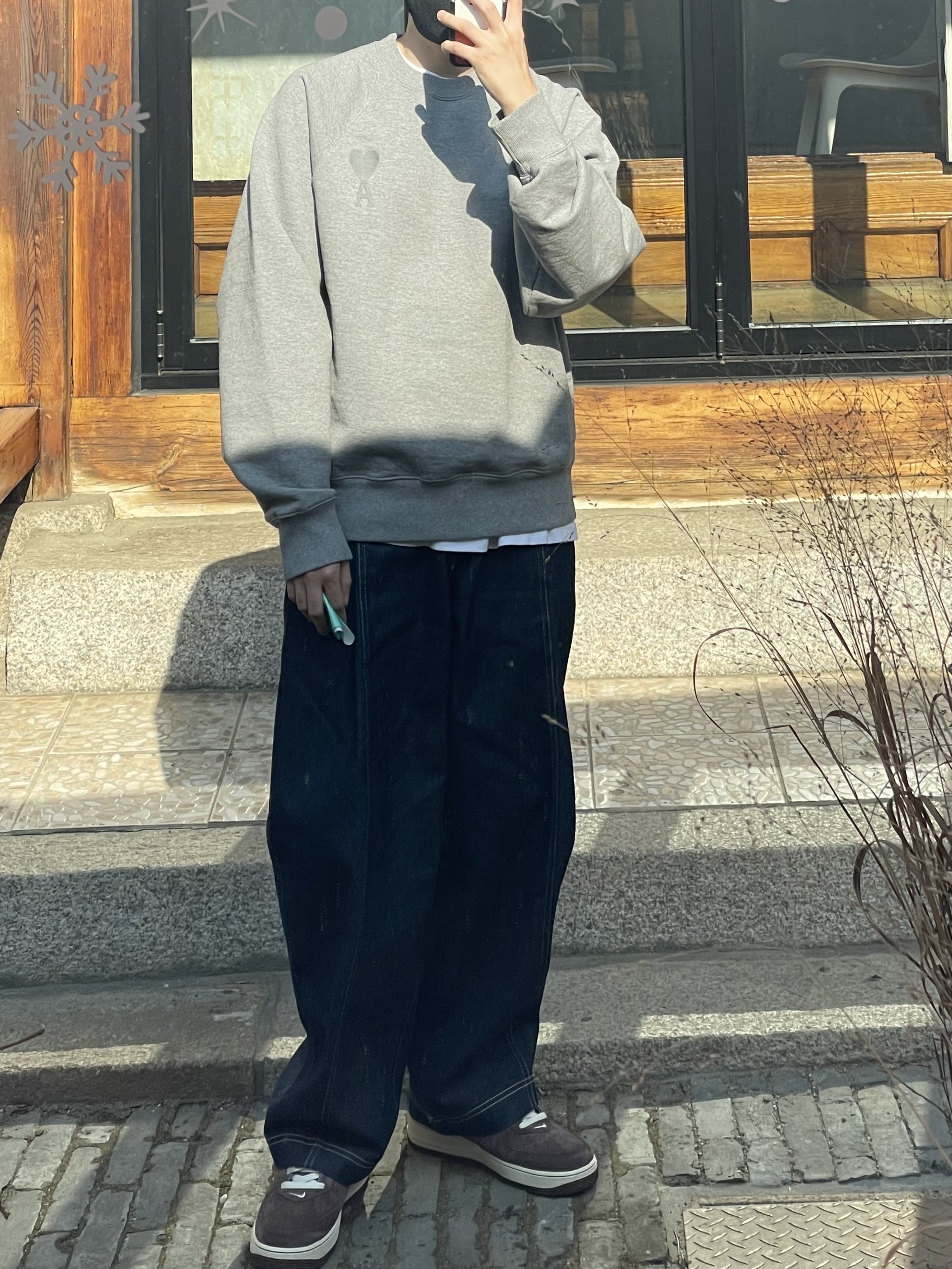 AMI de Coeur Tone-On-Tone Sweatshirt Heather Grey, Nike Air Force 1 Mid '07 QS Chocolate 착용 스타일