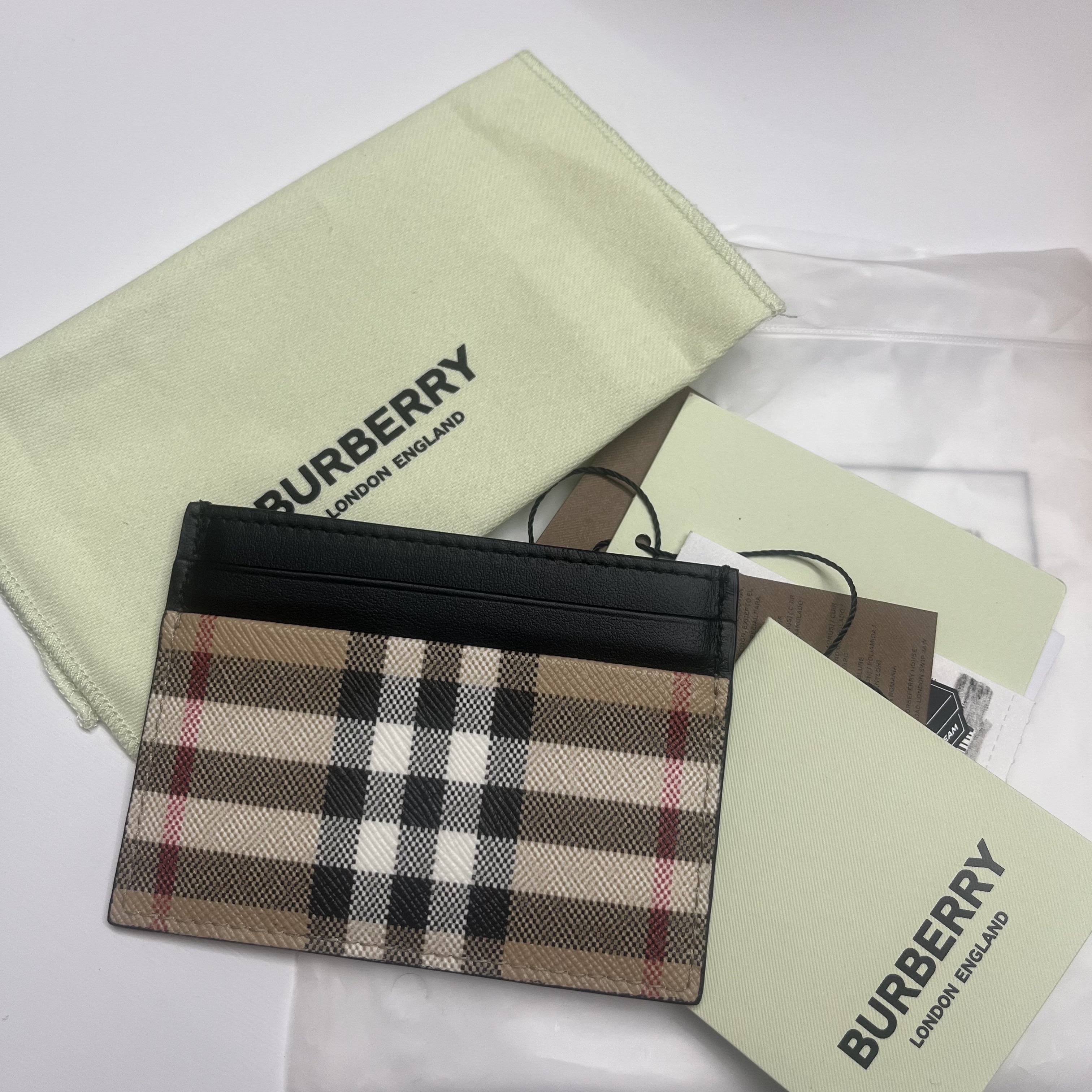Burberry Vintage Check Leather Card Case Archive Beige 착용 스타일