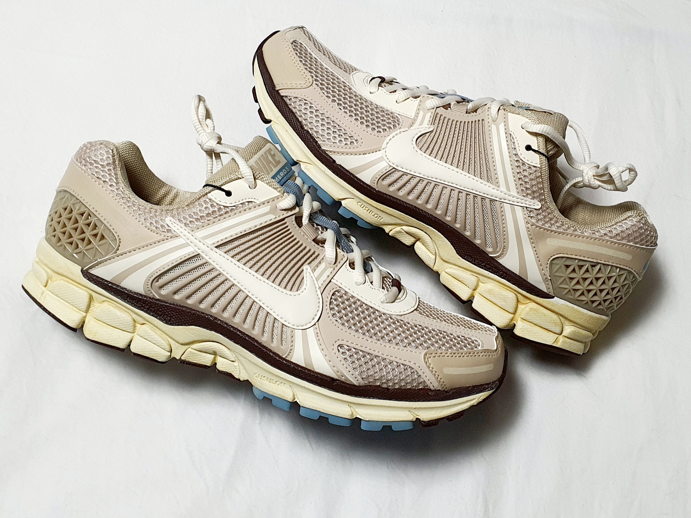 (W) Nike Zoom Vomero 5 Oatmeal 착용 스타일 - 3
