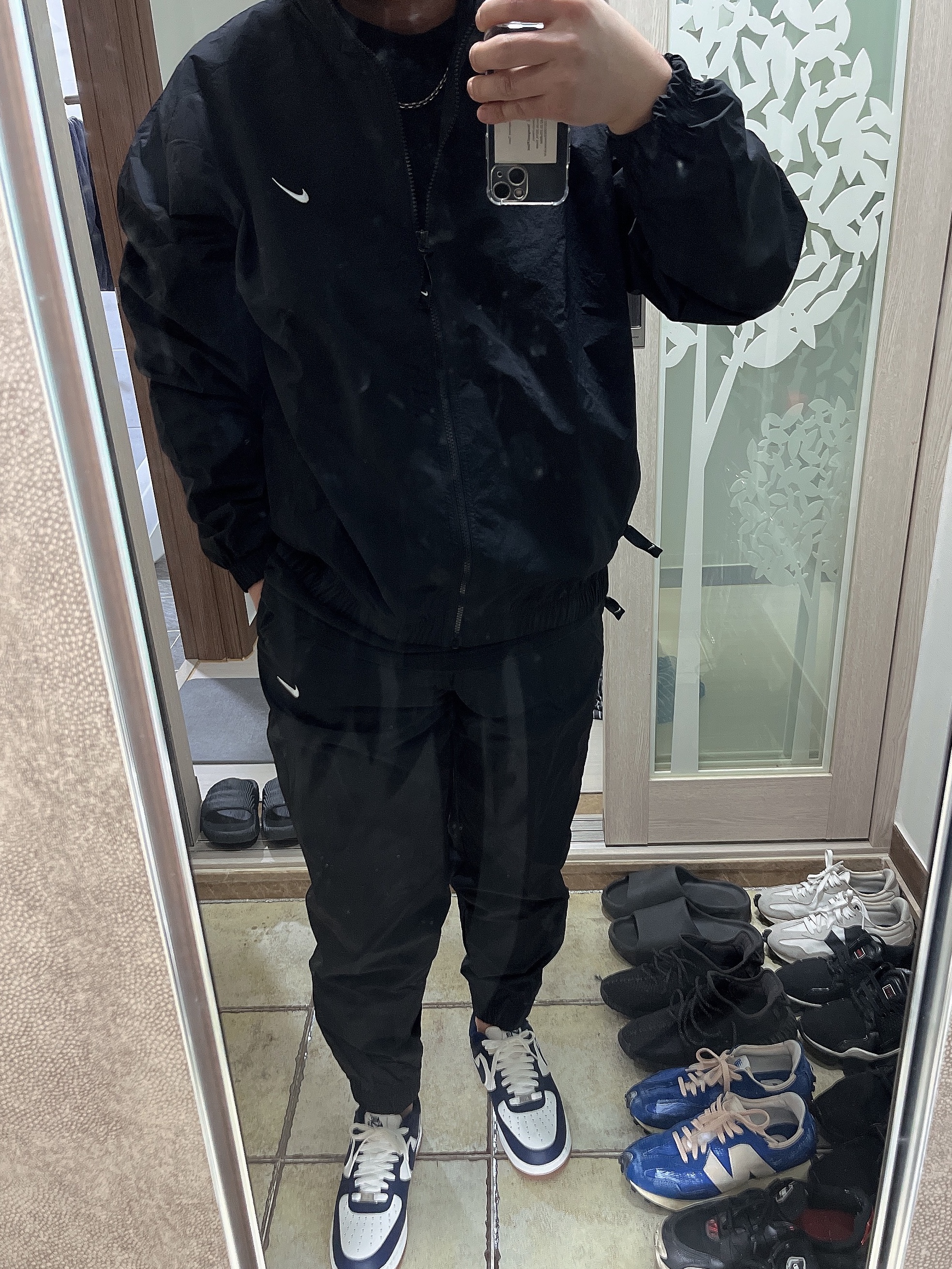 Nike Air Force 1 '07 LV8 Midnight Navy, Nike NRG Solo Swoosh Woven Track Pants Black White - Asia 착용 스타일