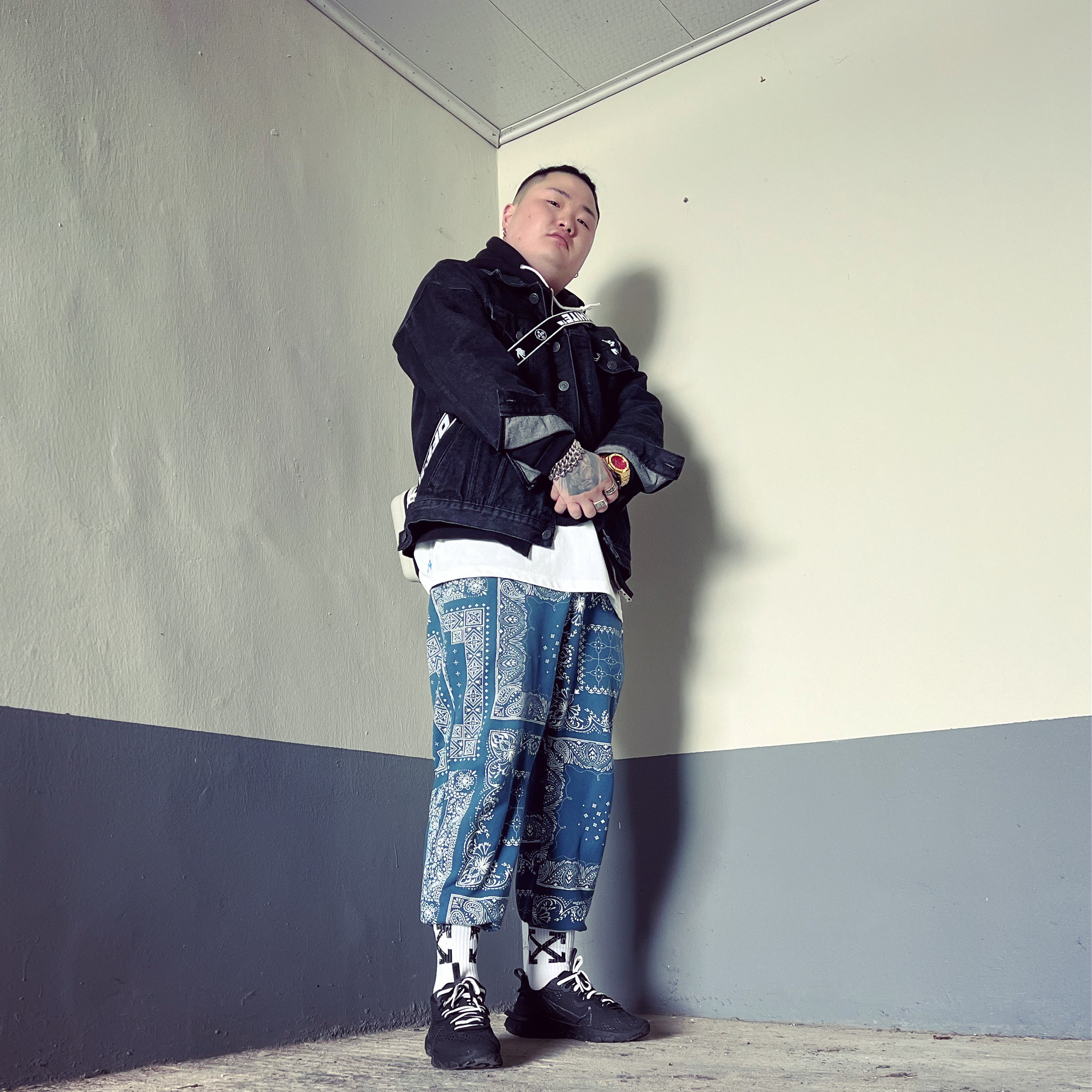 Off-White x Amore Pacific Protection Box (Without Cosmetics) 착용 스타일