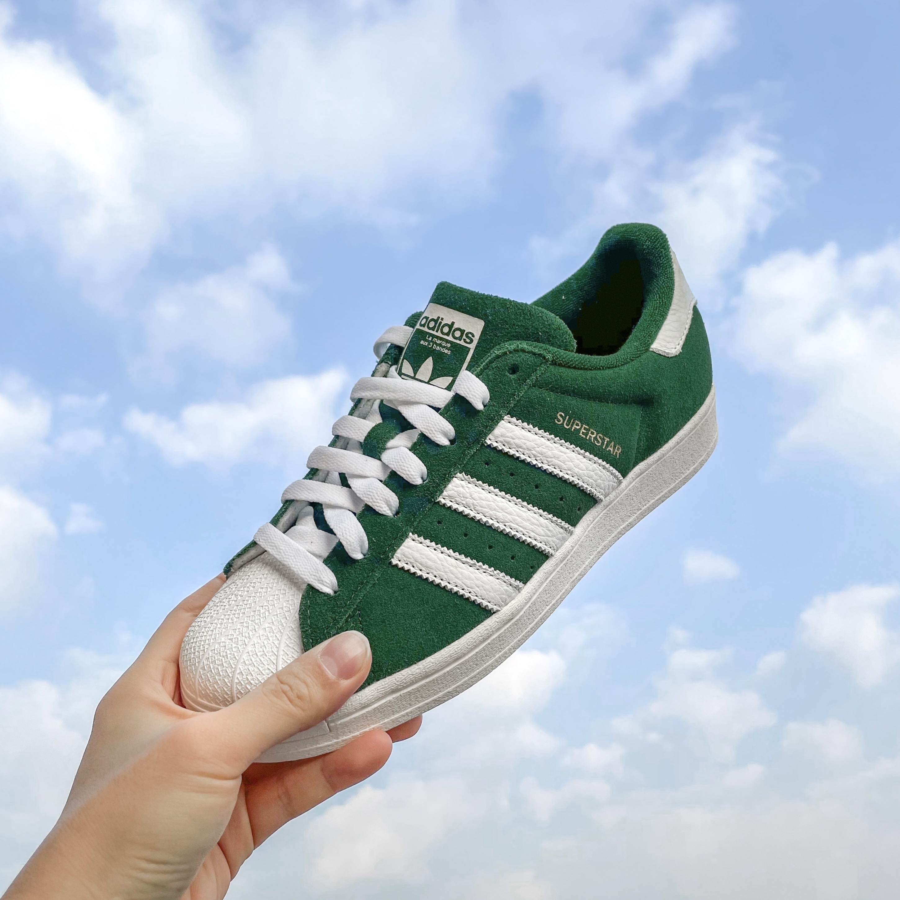 Adidas Superstar Dark Green Core White 착용 스타일