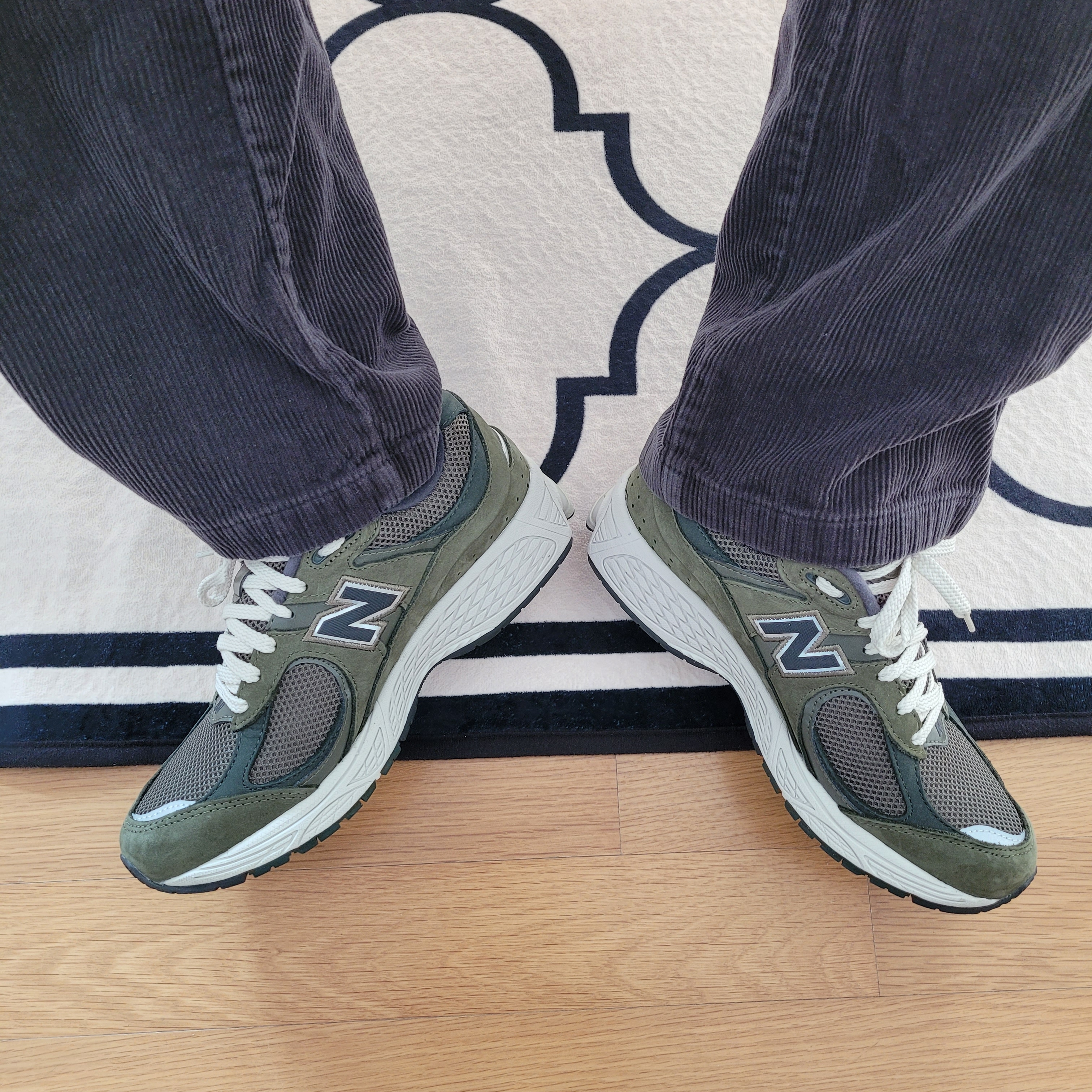 New Balance 2002R Grape Leaf 착용 스타일 - 4