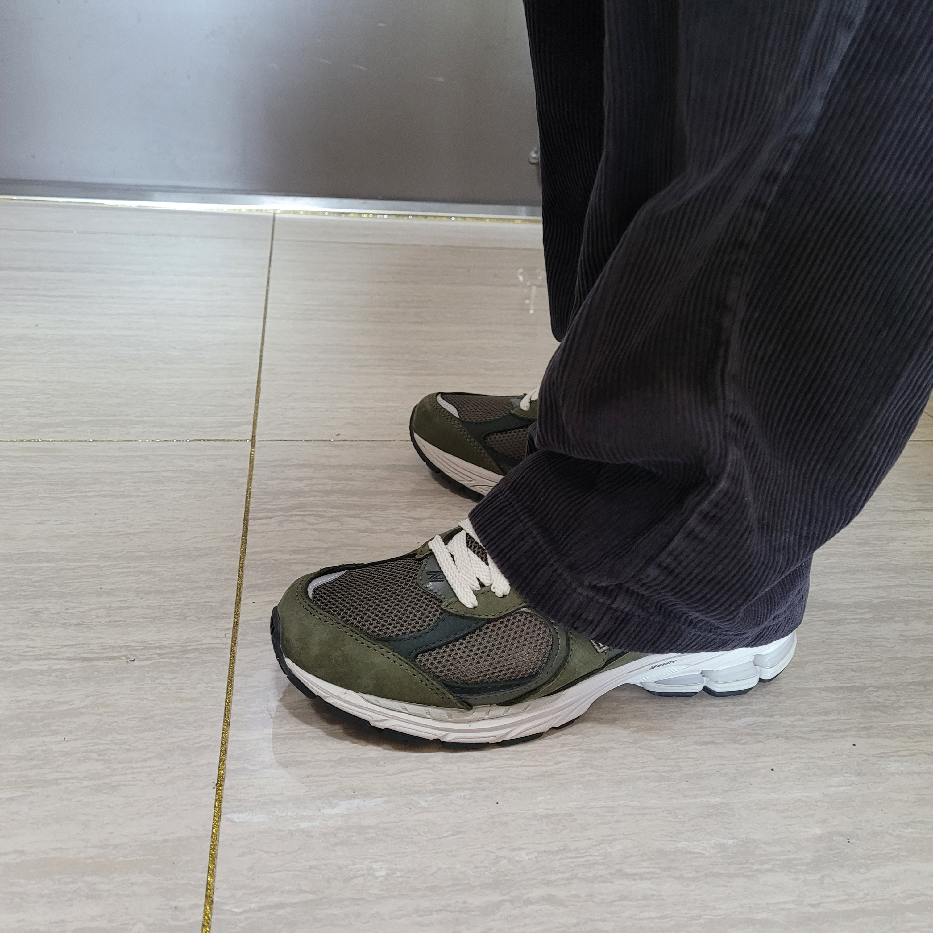 New Balance 2002R Grape Leaf 착용 스타일 - 2
