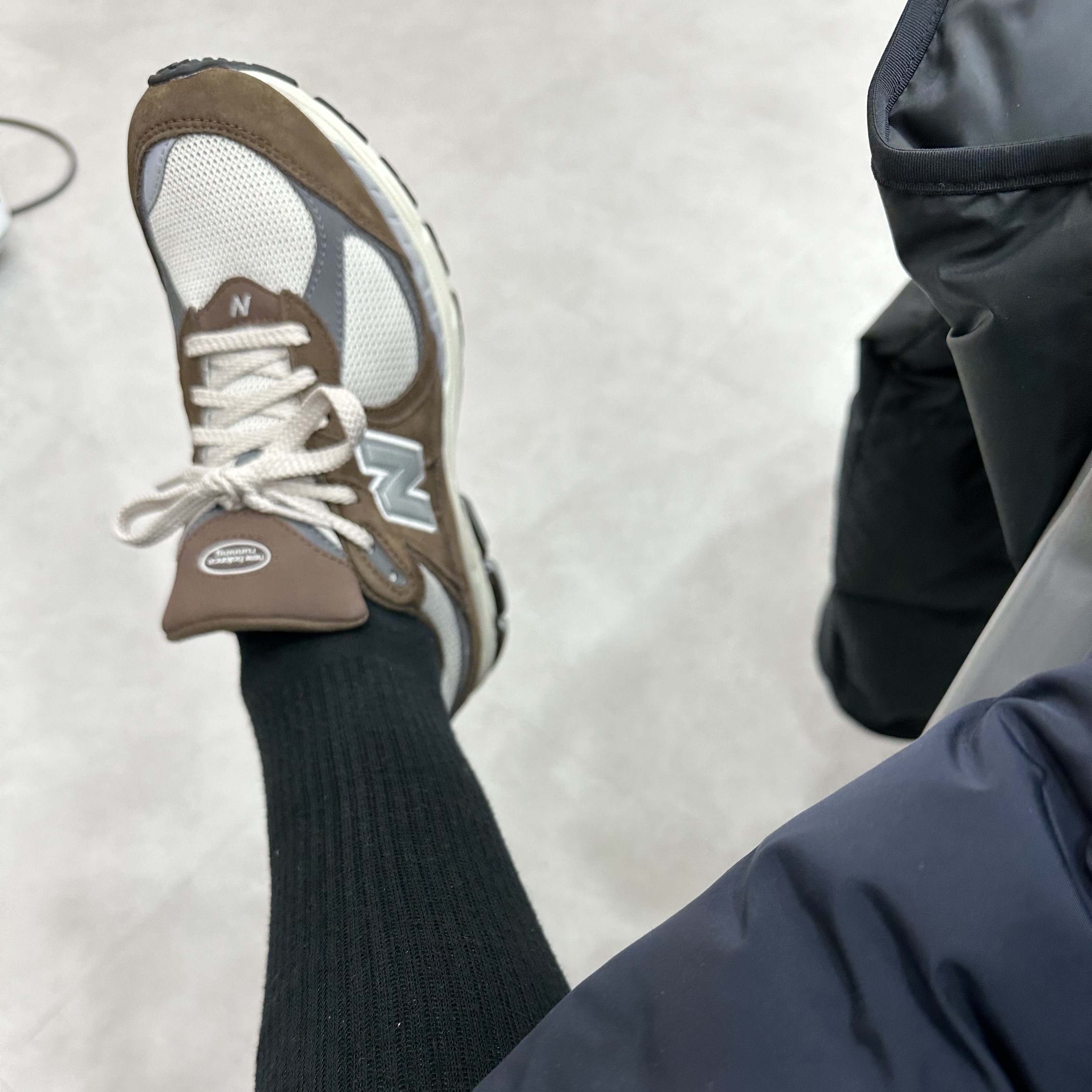 New Balance 2002R Brown Cream 착용 스타일 - 2