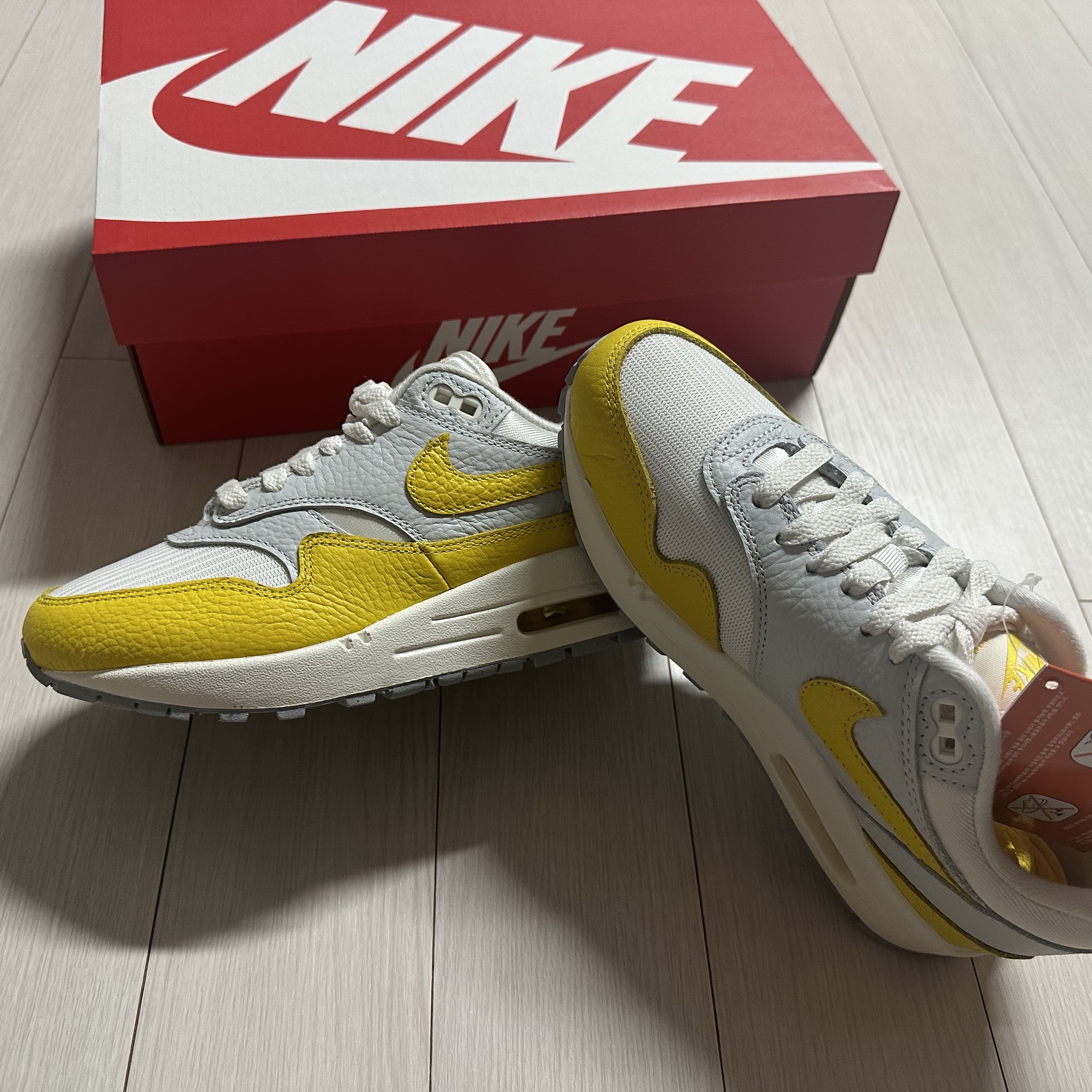 (W) Nike Air Max 1 Tour Yellow 착용 스타일