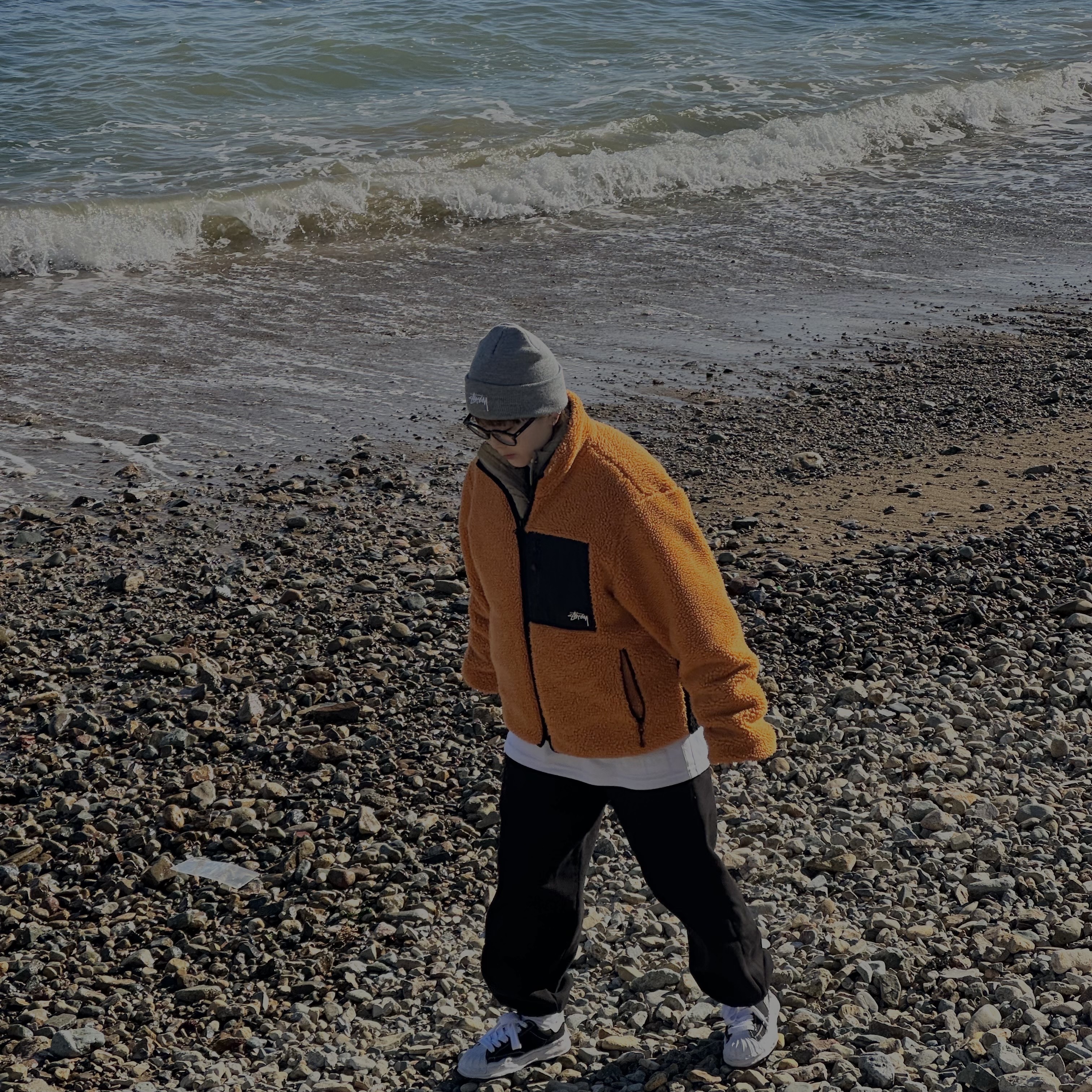 Stussy 8 Ball Sherpa Jacket Orange, Maison Mihara Yasuhiro Blakey OG Sole Canvas Low-top Sneakers Black White 착용 스타일 - 1