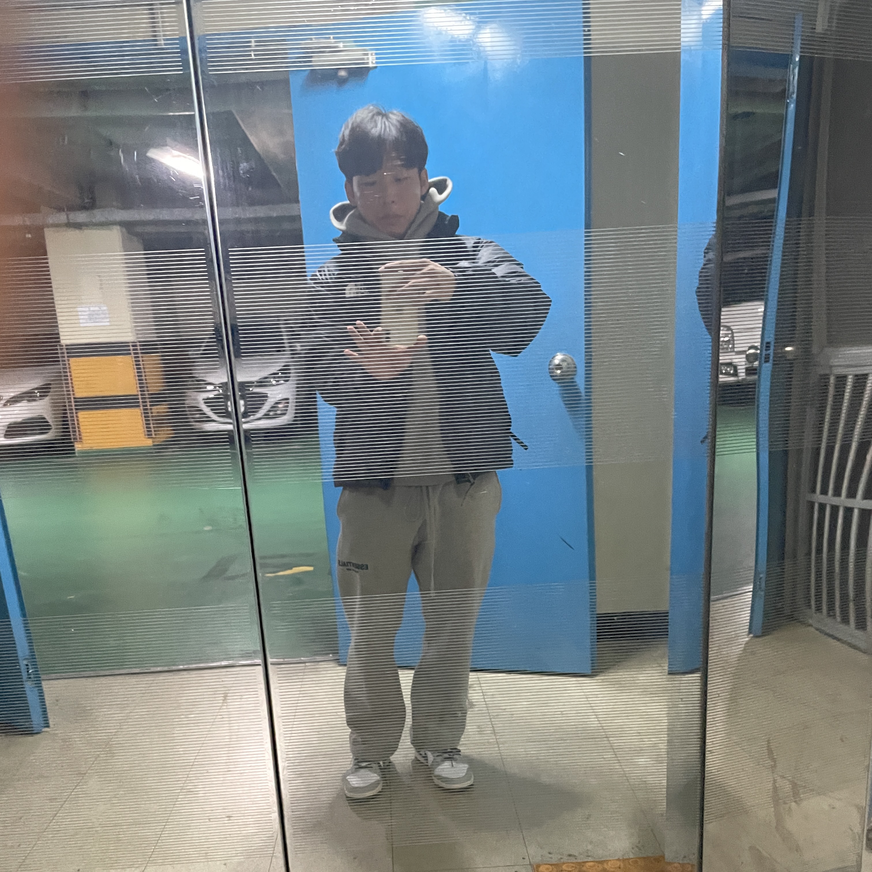 The North Face 1996 Retro Nuptse Jacket Black, Essentials The Core Collection Relaxed Sweatpants Dark Oatmeal 착용 스타일