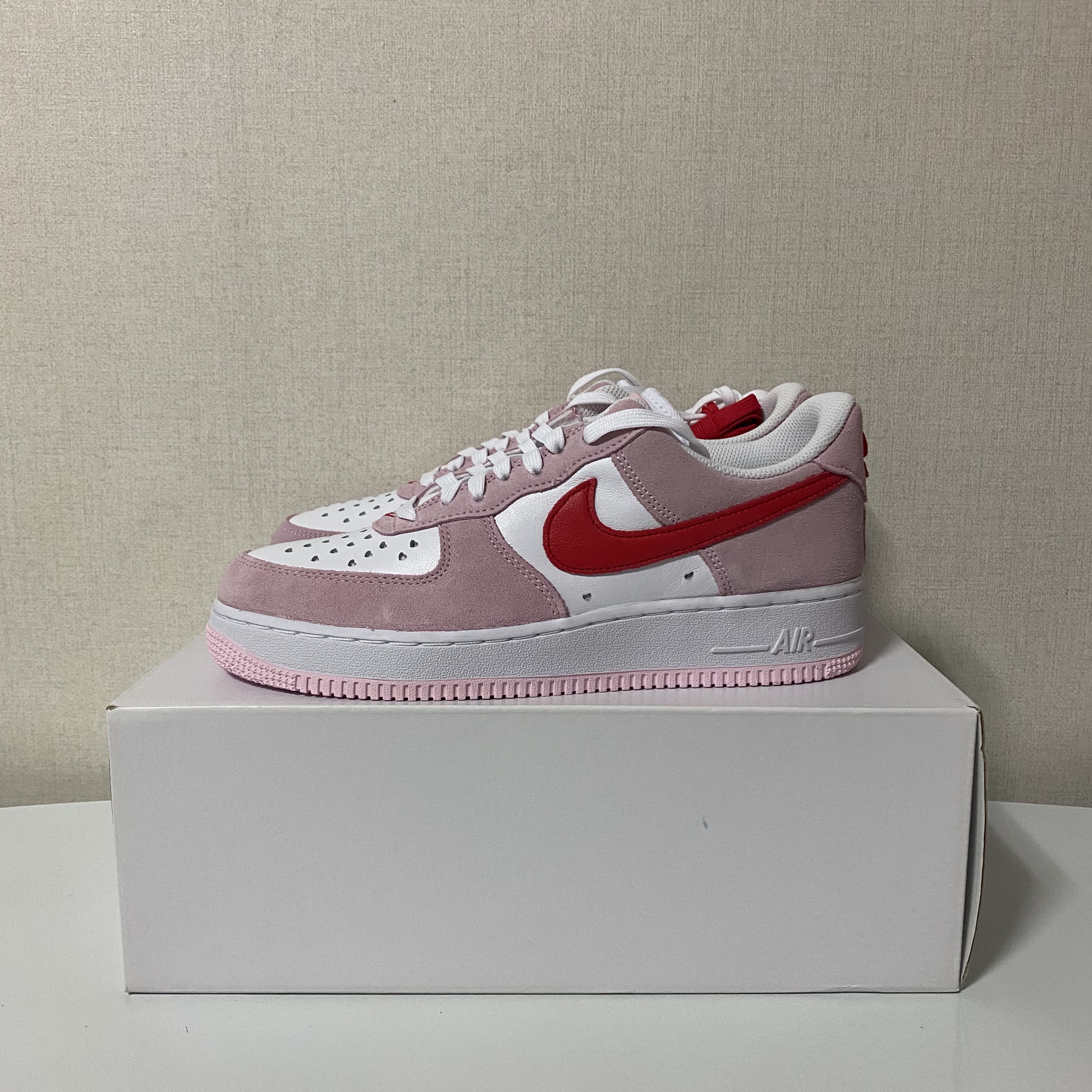 Nike Air Force 1 '07 QS Valentine's Day 착용 스타일 - 1