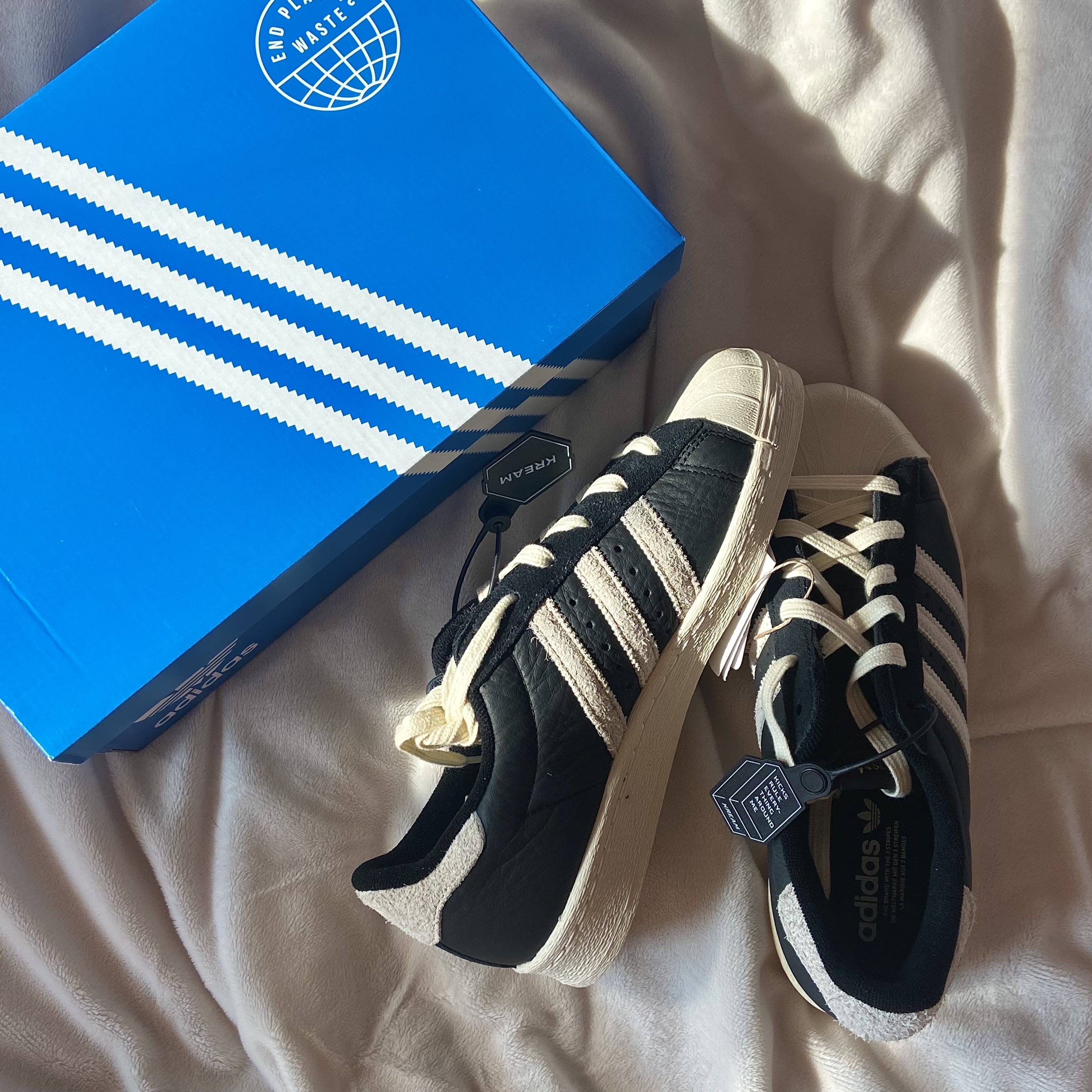 Adidas Superstar 82 Black White 착용 스타일