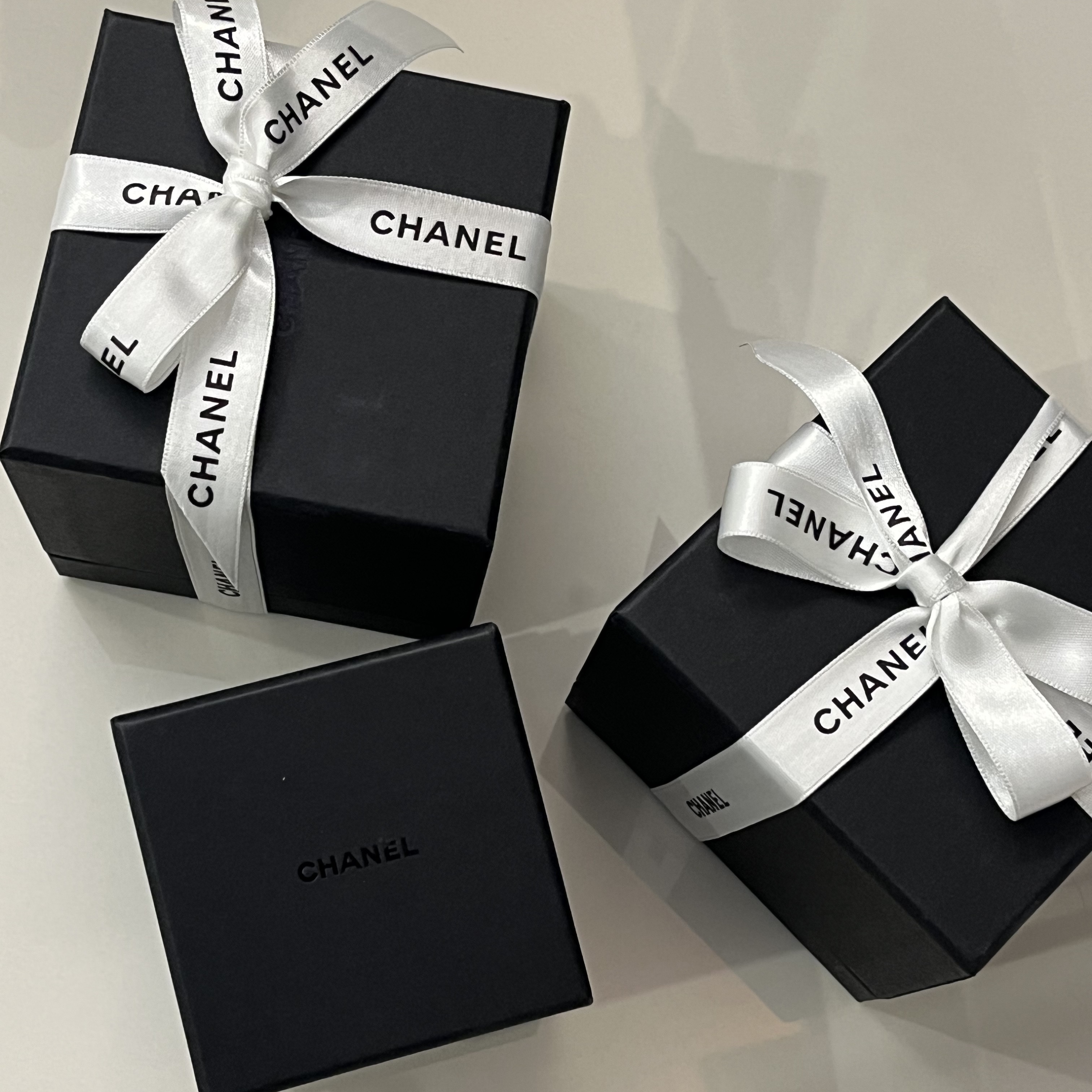 Chanel Coco Crush Ring Quilted Motif Small & 18K Beige Gold, Chanel Coco Crush Ring Quilted Motif Mini & 18K White Gold 착용 스타일 - 2