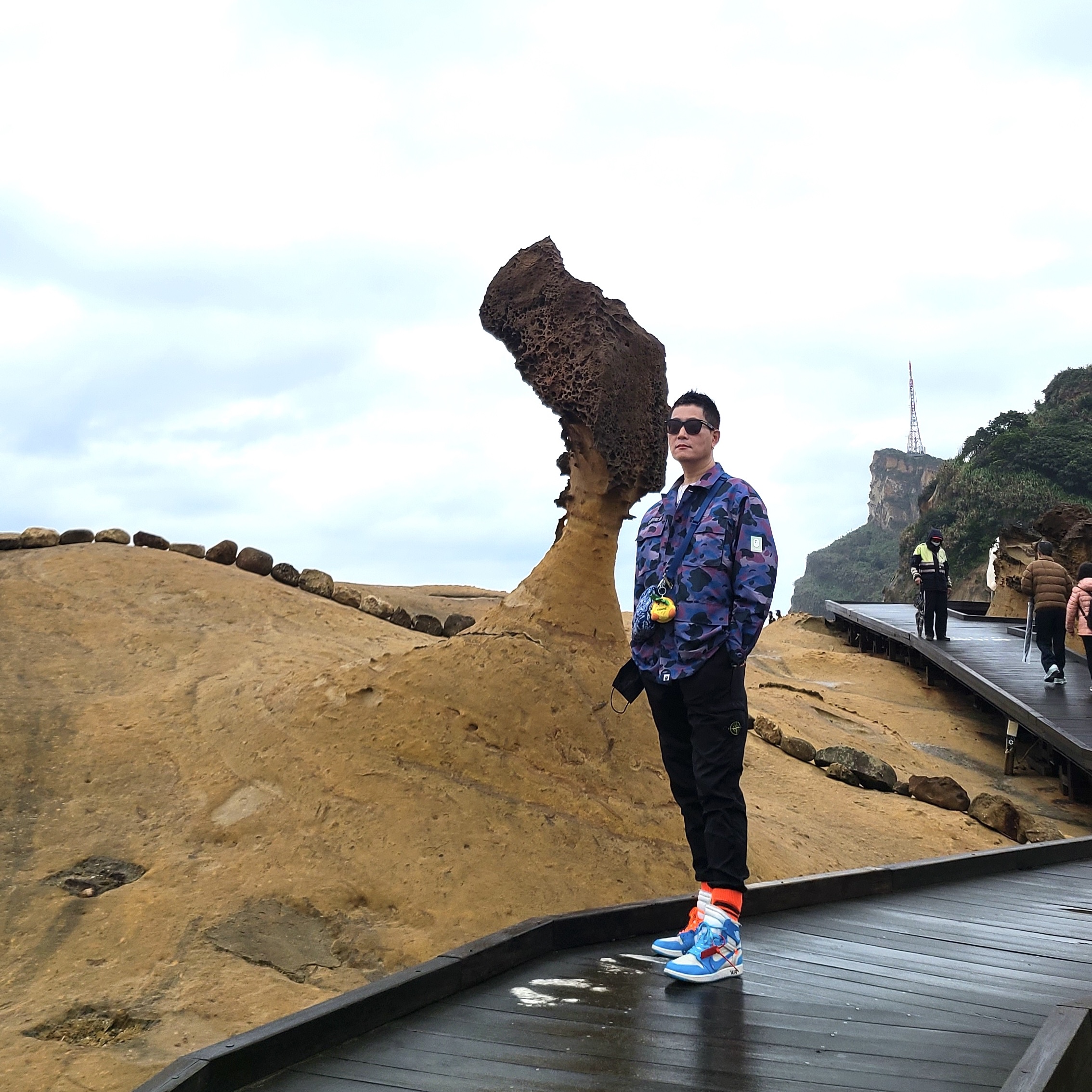 Stone Island 31021 Nylon Metal Garment Dyed Cargo Pants Black - 22SS, Supreme Puffer Side Bag Blue Paisley - 22FW 착용 스타일 - 2