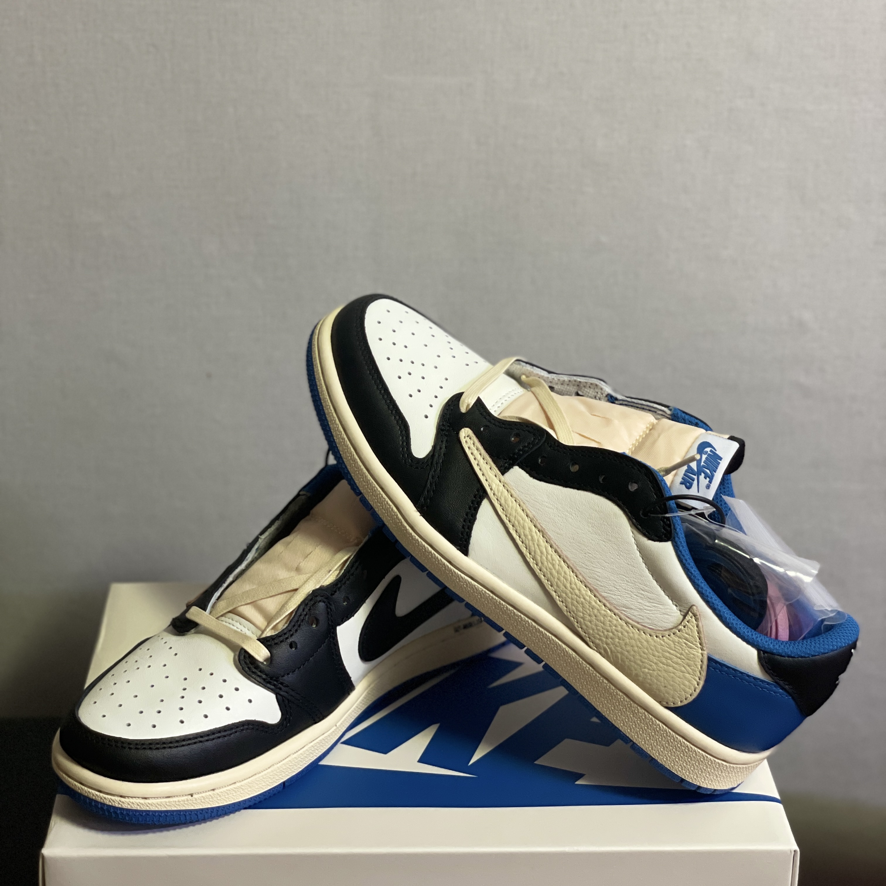 Jordan 1 x Travis Scott x Fragment Retro Low OG SP Military Blue 착용 스타일 - 2