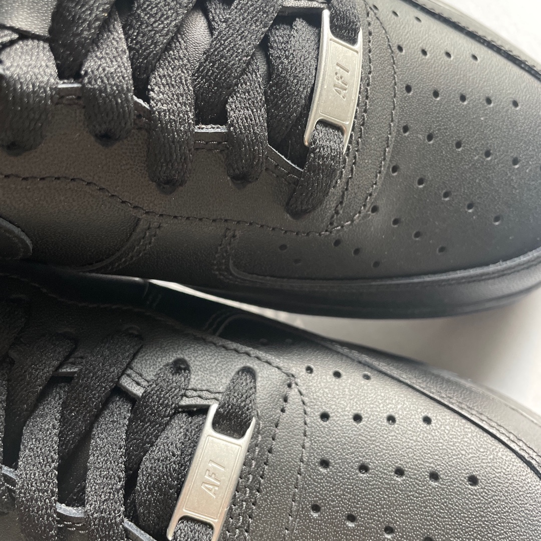 Nike Air Force 1 '07 Low Triple Black 착용 스타일 - 2