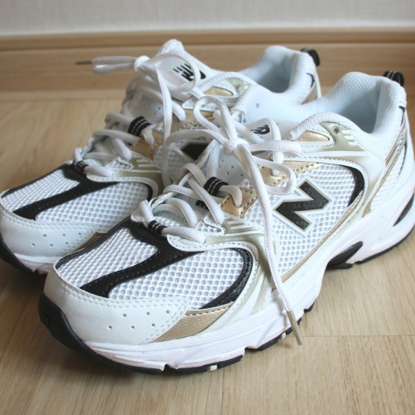New Balance 530 Off White Gold 착용 스타일