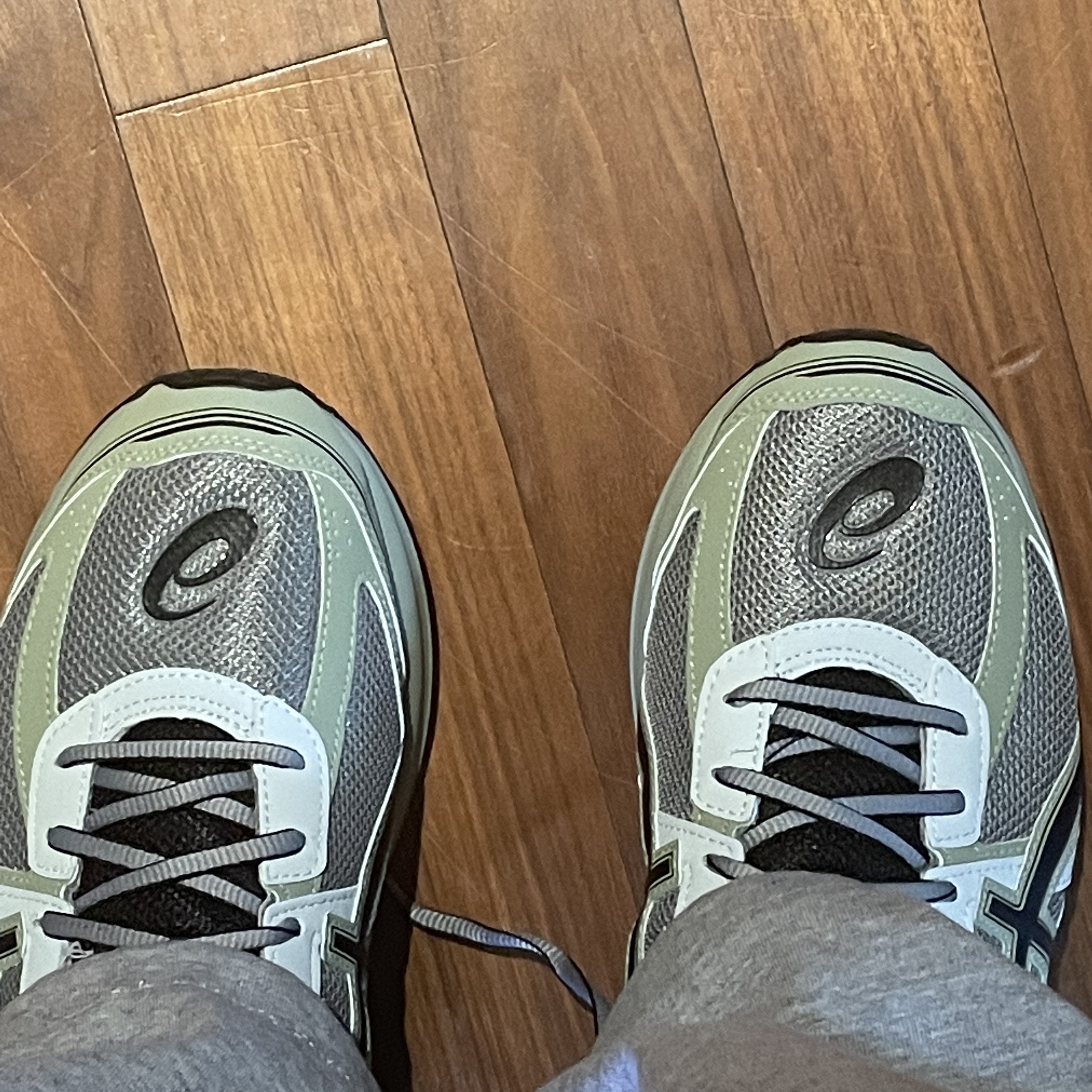 Asics Jog 100 S Sheet Rock - 2E Wide 착용 스타일 - 1