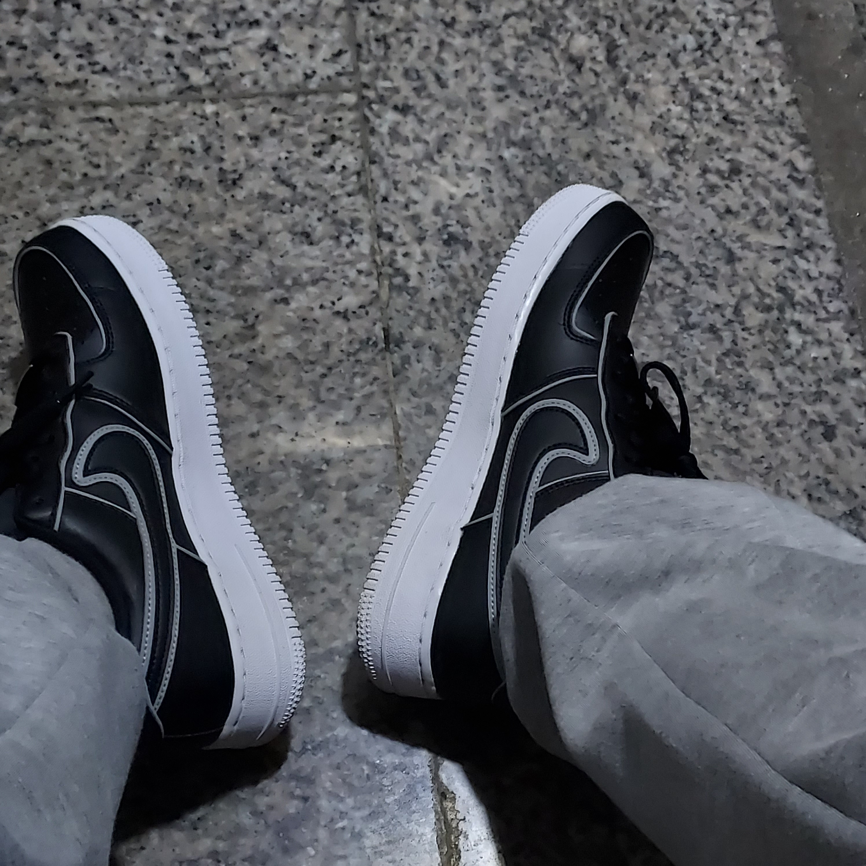 Nike Air Force 1 '07 LV8 Black White 착용 스타일 - 1