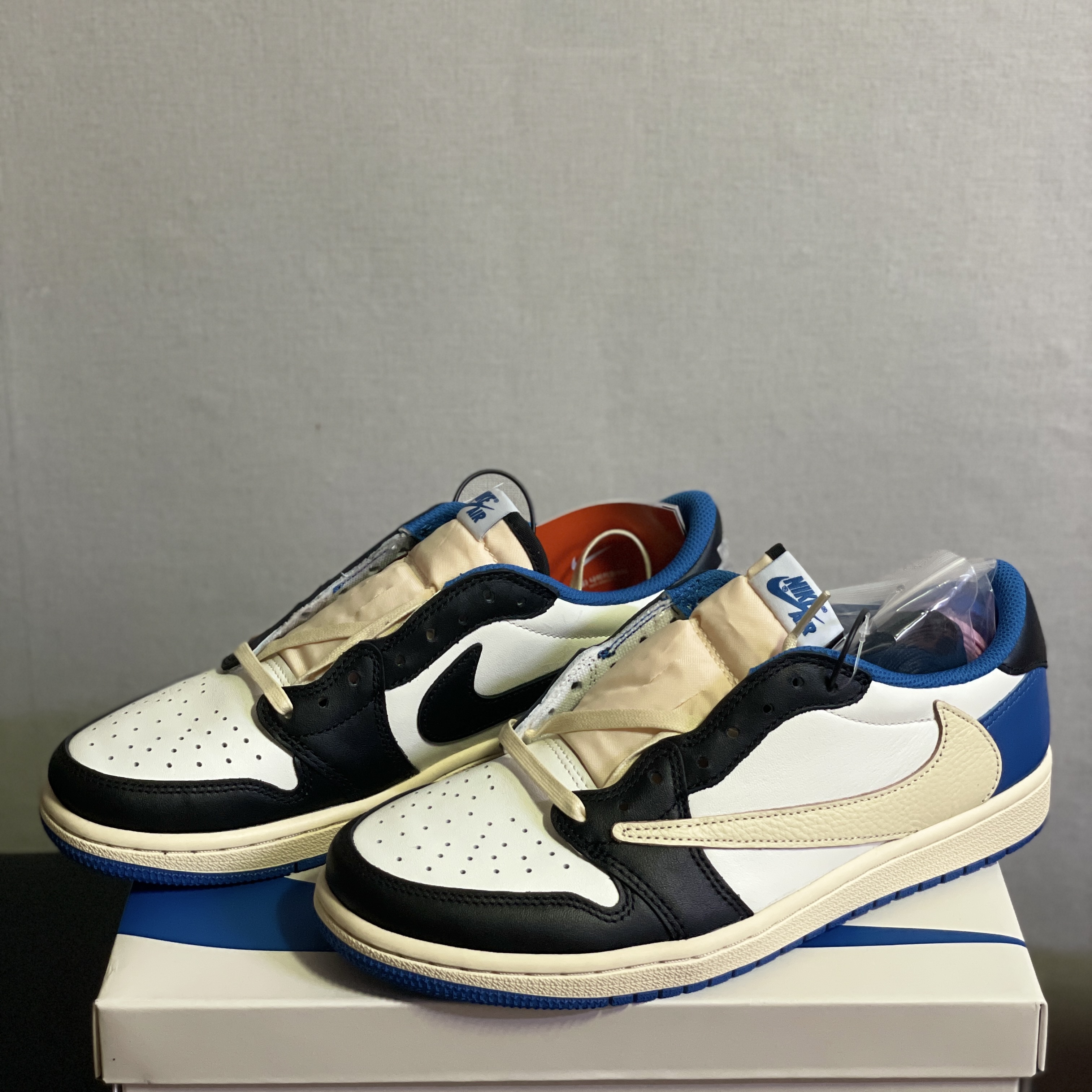 Jordan 1 x Travis Scott x Fragment Retro Low OG SP Military Blue 착용 스타일 - 1