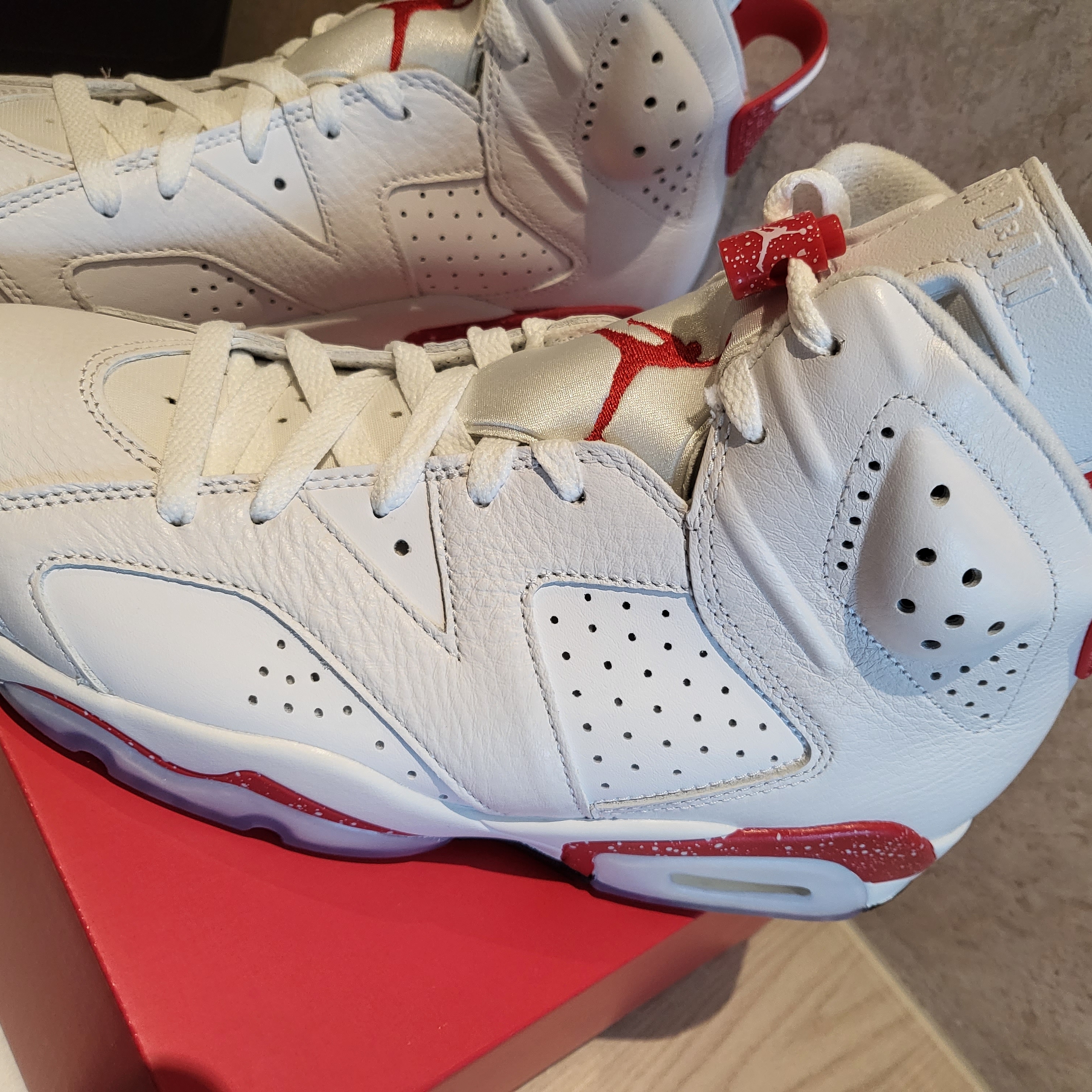 Jordan 6 Retro White and University Red 착용 스타일 - 2