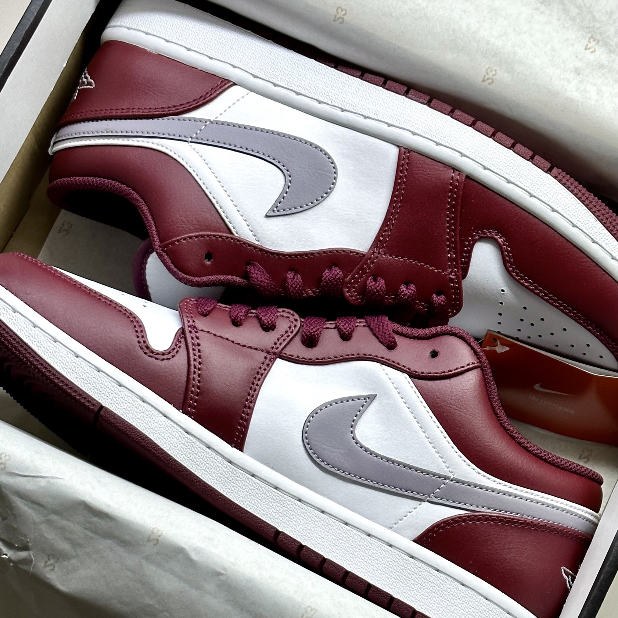Jordan 1 Low Cherrywood Red 착용 스타일