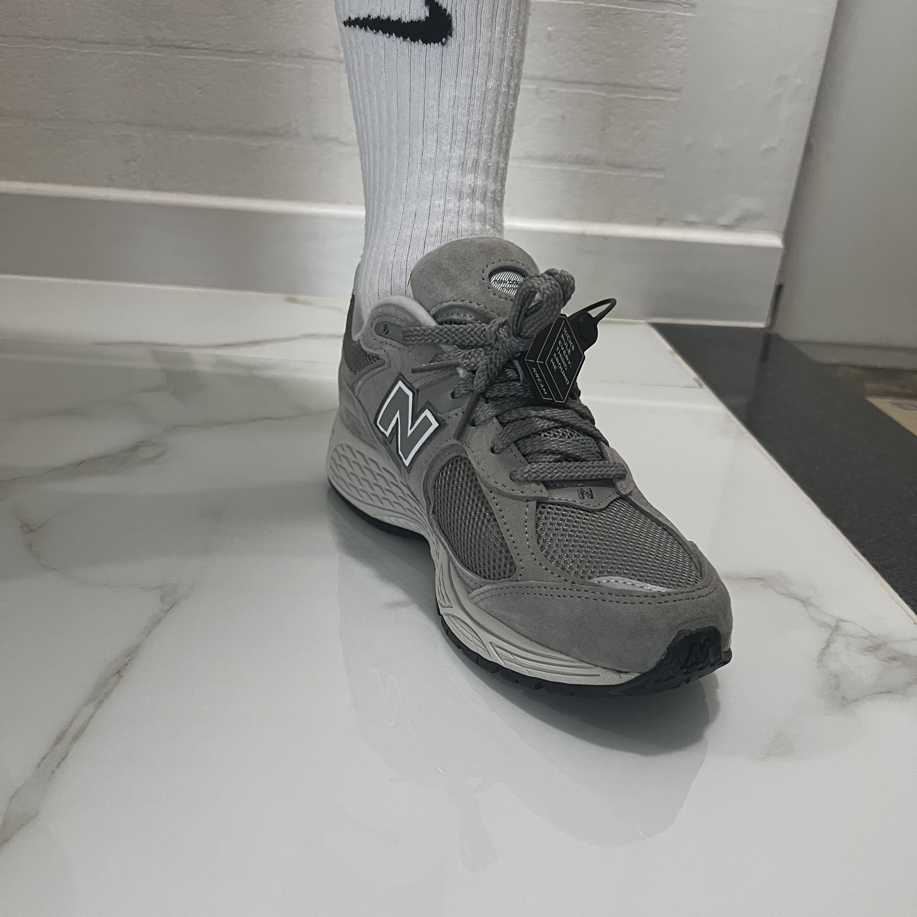 New Balance 2002R Grey 착용 스타일