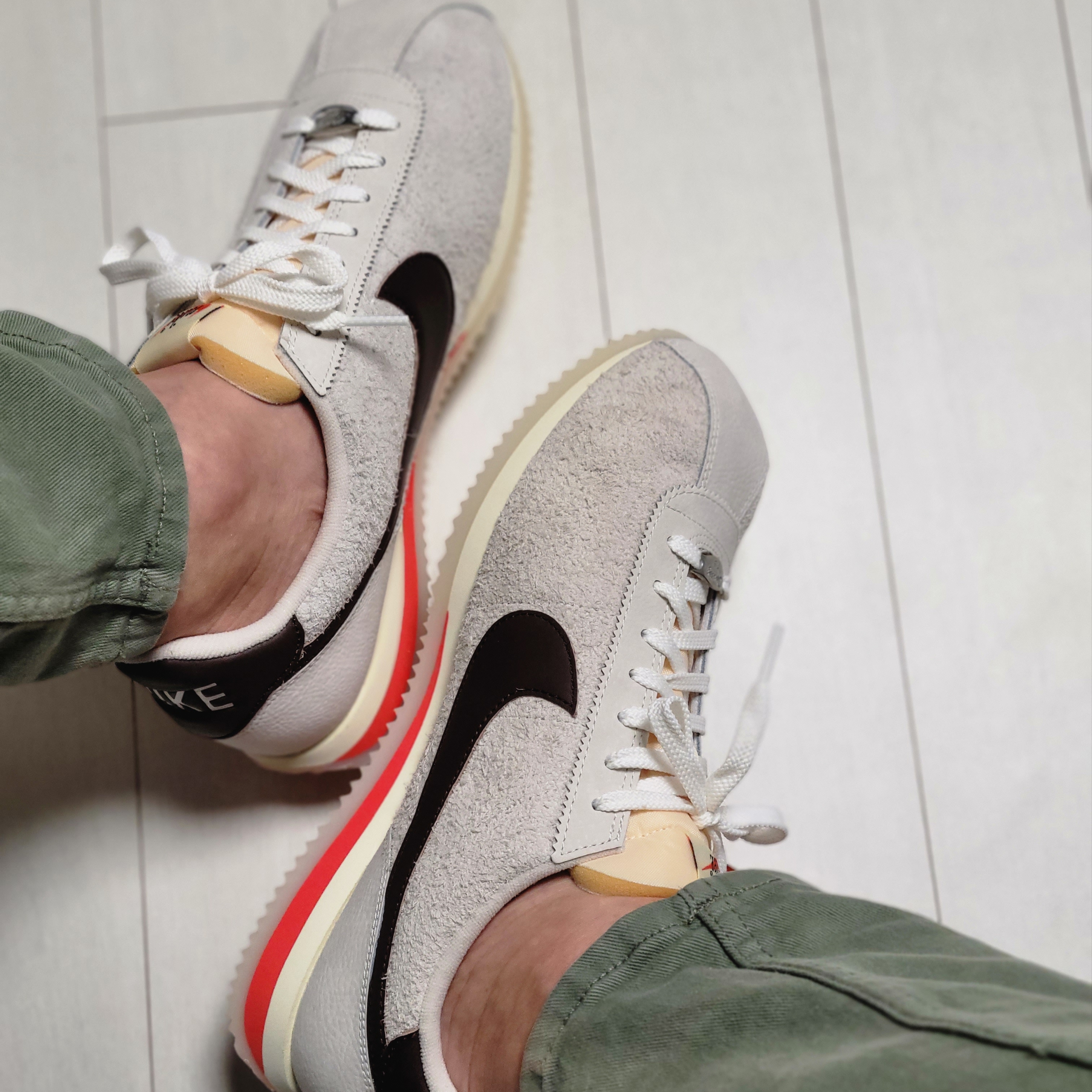 (W) Nike Cortez 23 Orewood Brown and Earth 착용 스타일 - 1