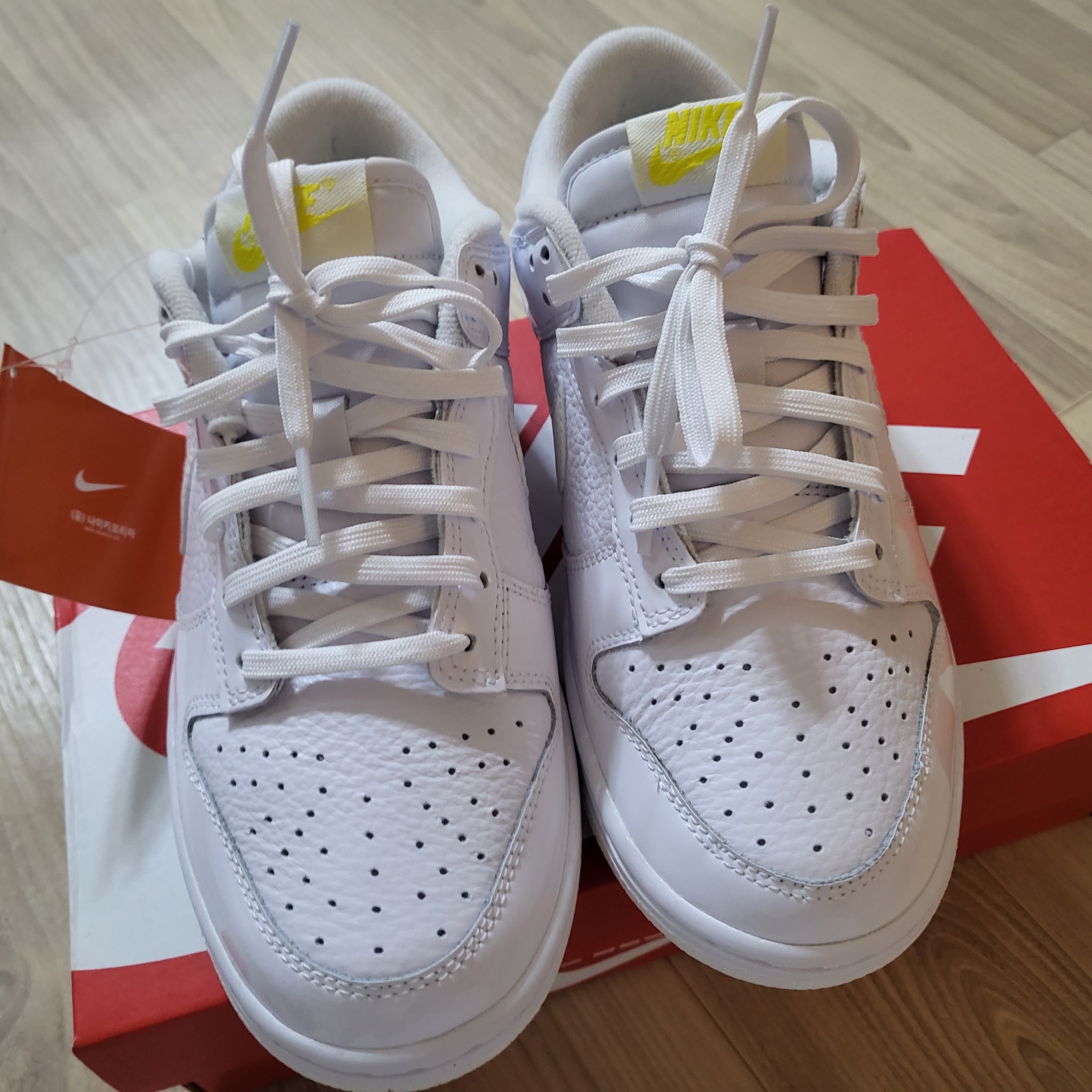 (W) Nike Dunk Low Valentine's Day White Optic Yellow 착용 스타일 - 3