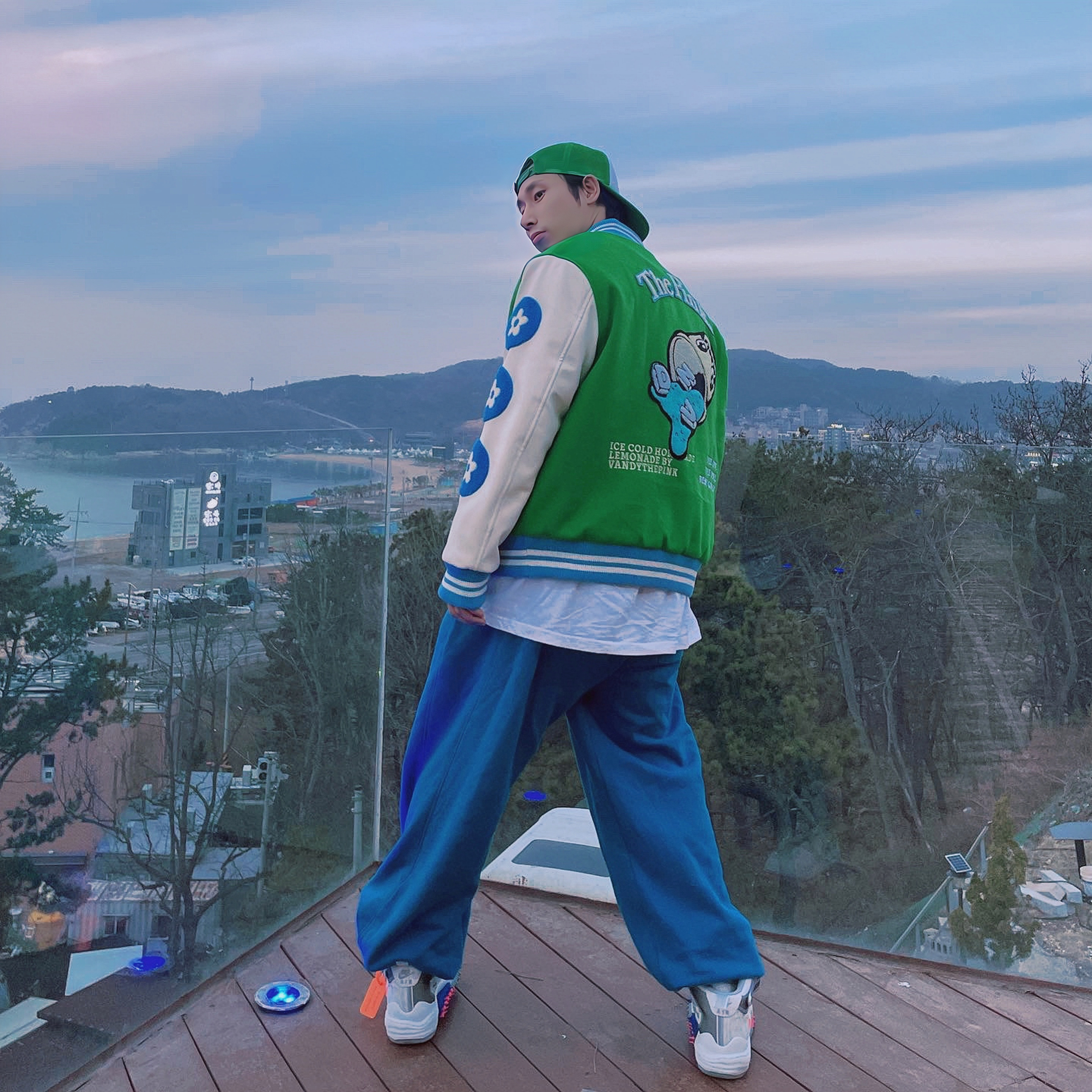 Vandy The Pink Lemonade Varsity Jacket, Nike x Off-White Air Force 1 Mid SP White 착용 스타일 - 1