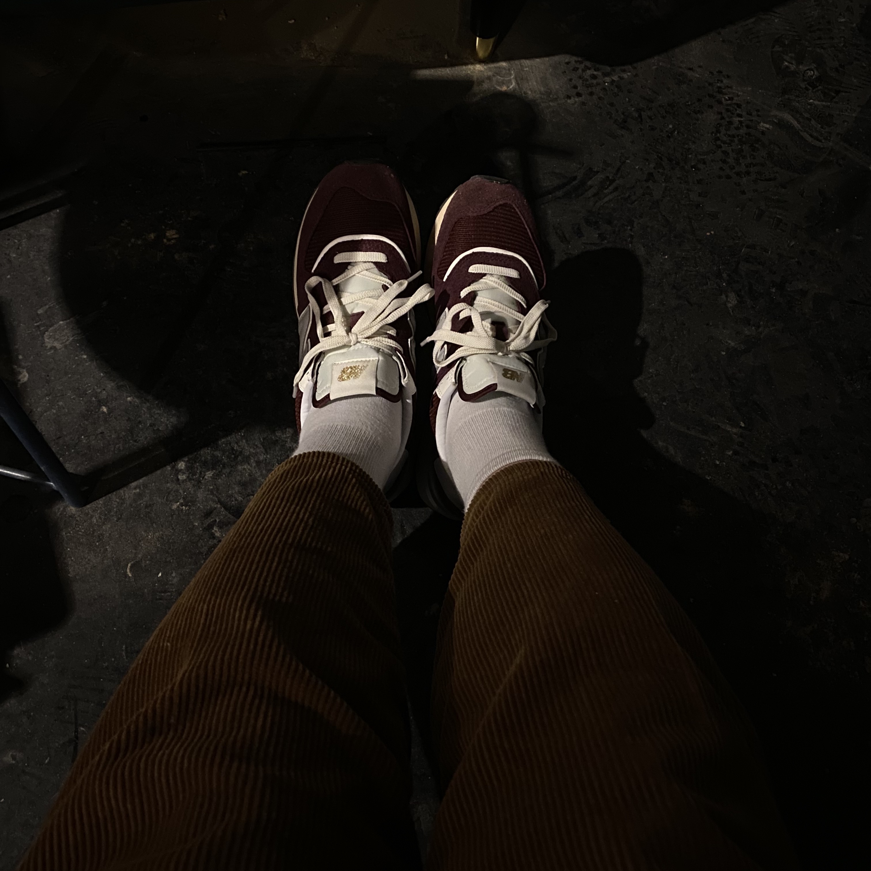 New Balance 574 Legacy Burgundy 착용 스타일 - 1