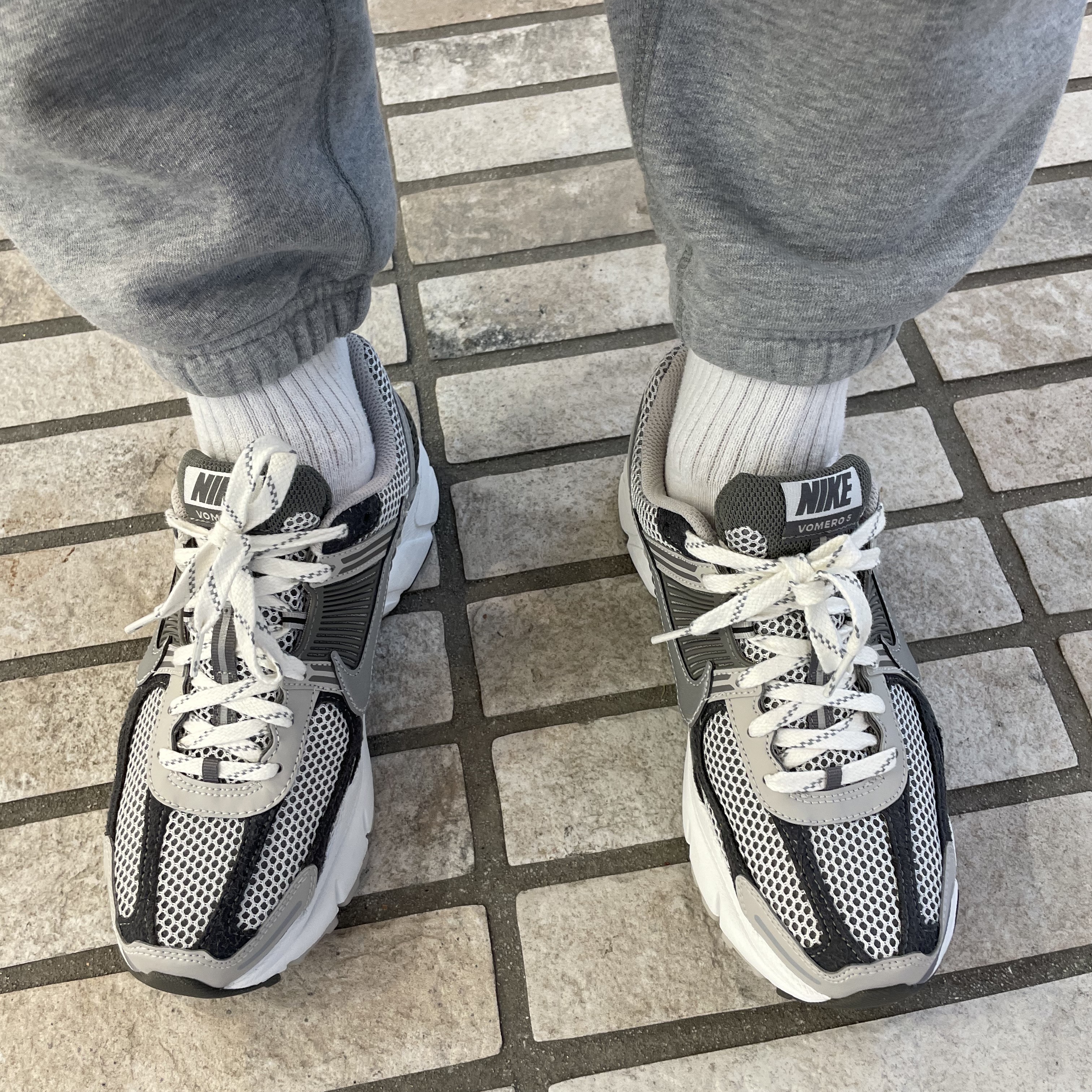Nike Zoom Vomero 5 PRM Light Iron Ore and Flat Fewter 착용 스타일 - 1