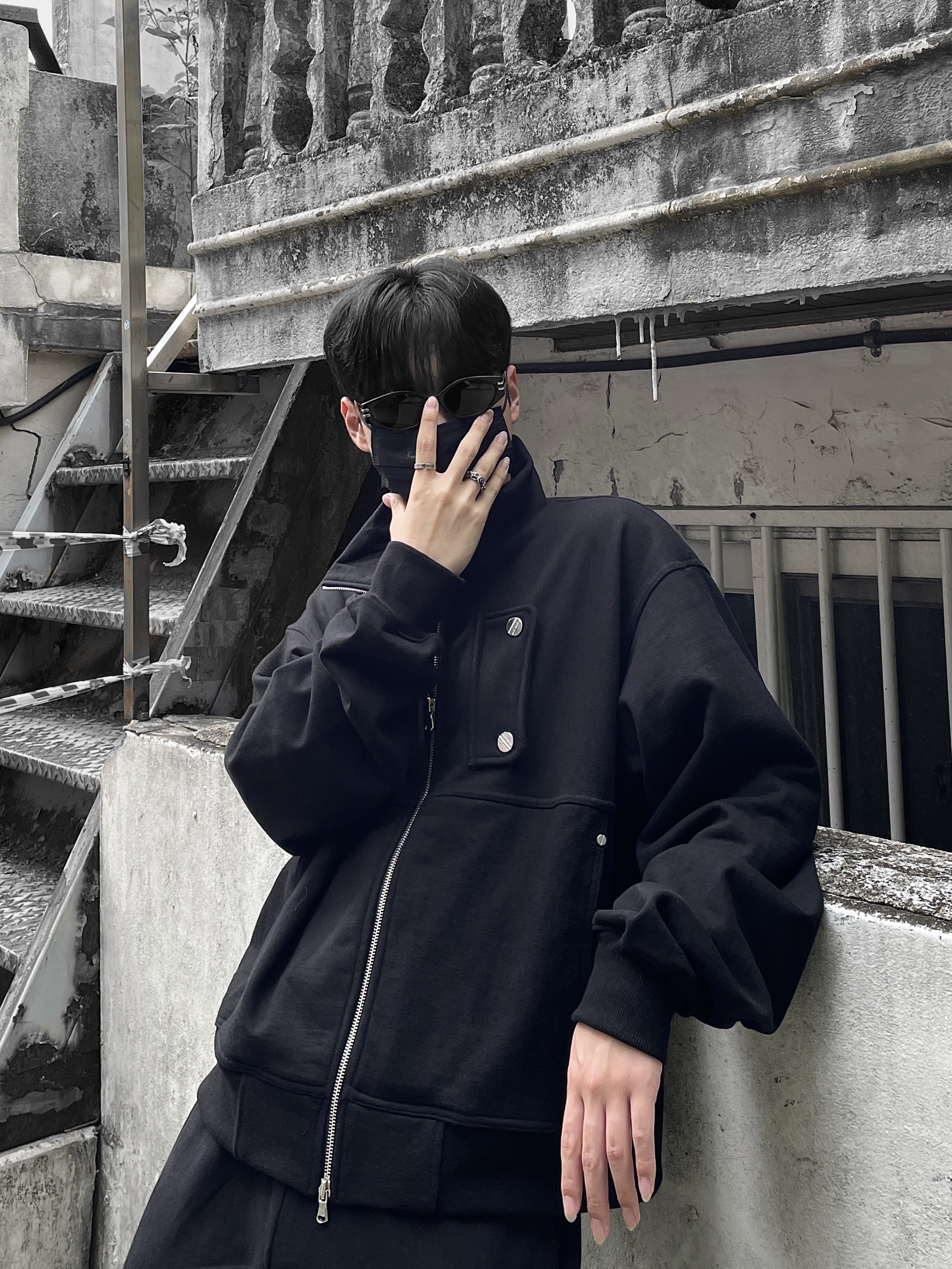 Nike Air Force 1 '07 Low Triple Black 착용 스타일 - 1