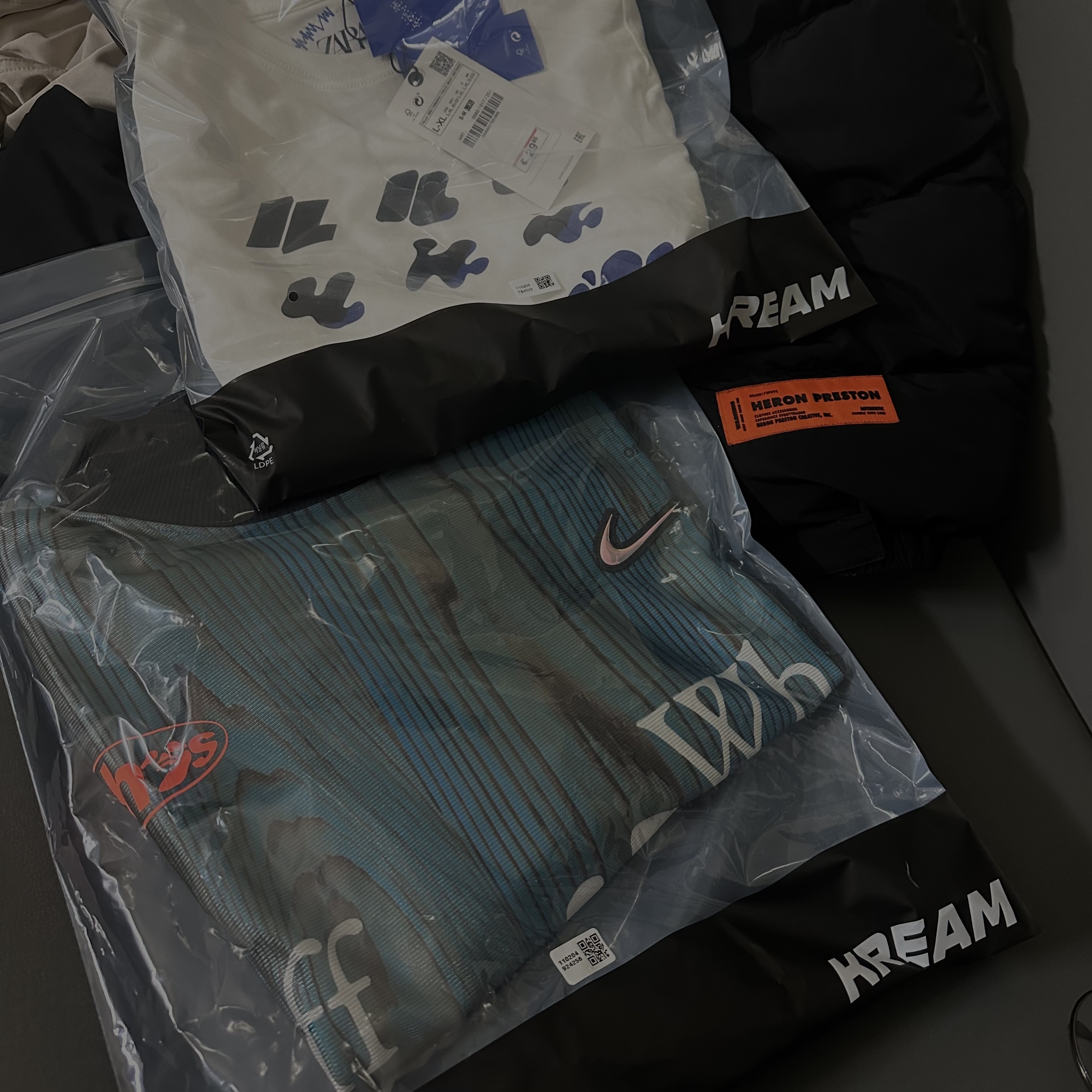 Nike x Off-White NRG Jersey Imperial Blue - Asia, Zara x Ader Error Graphic Long Sleeve T-Shirt Scratch White 착용 스타일 - 1