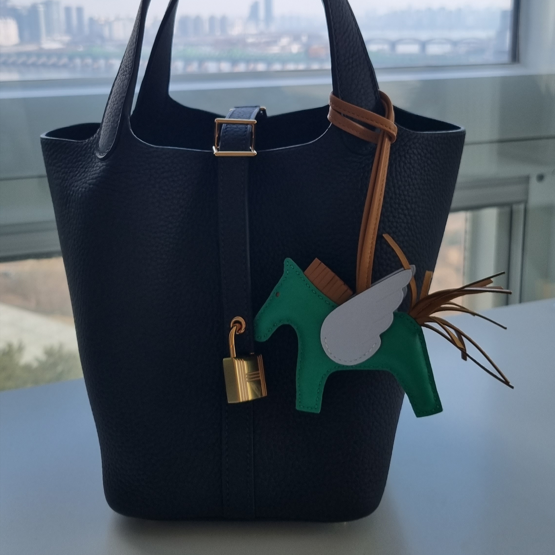Hermes Rodeo Pegase PM Charm Milo Swift & Menthe Sesame Bleu Brume 착용 스타일