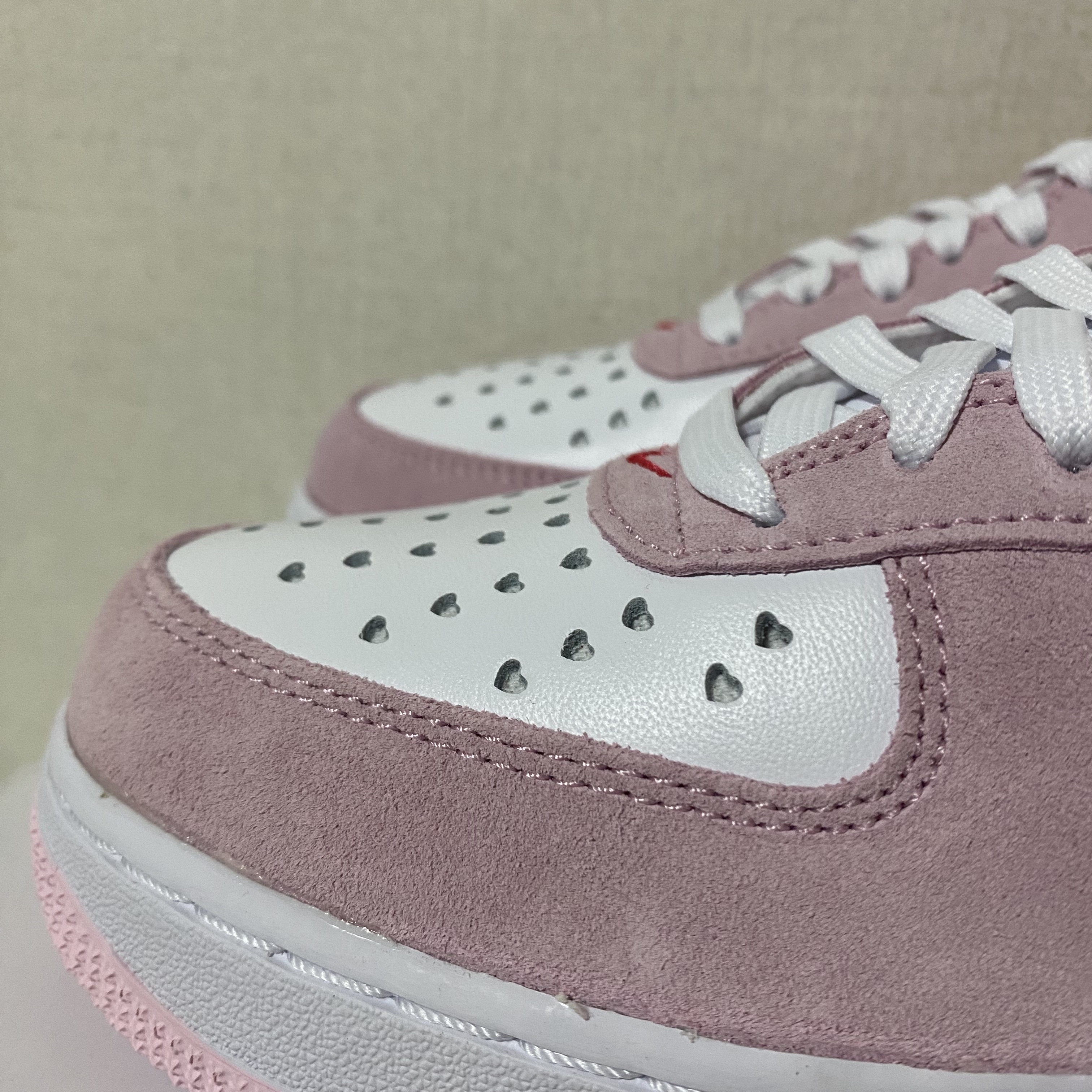 Nike Air Force 1 '07 QS Valentine's Day 착용 스타일 - 2